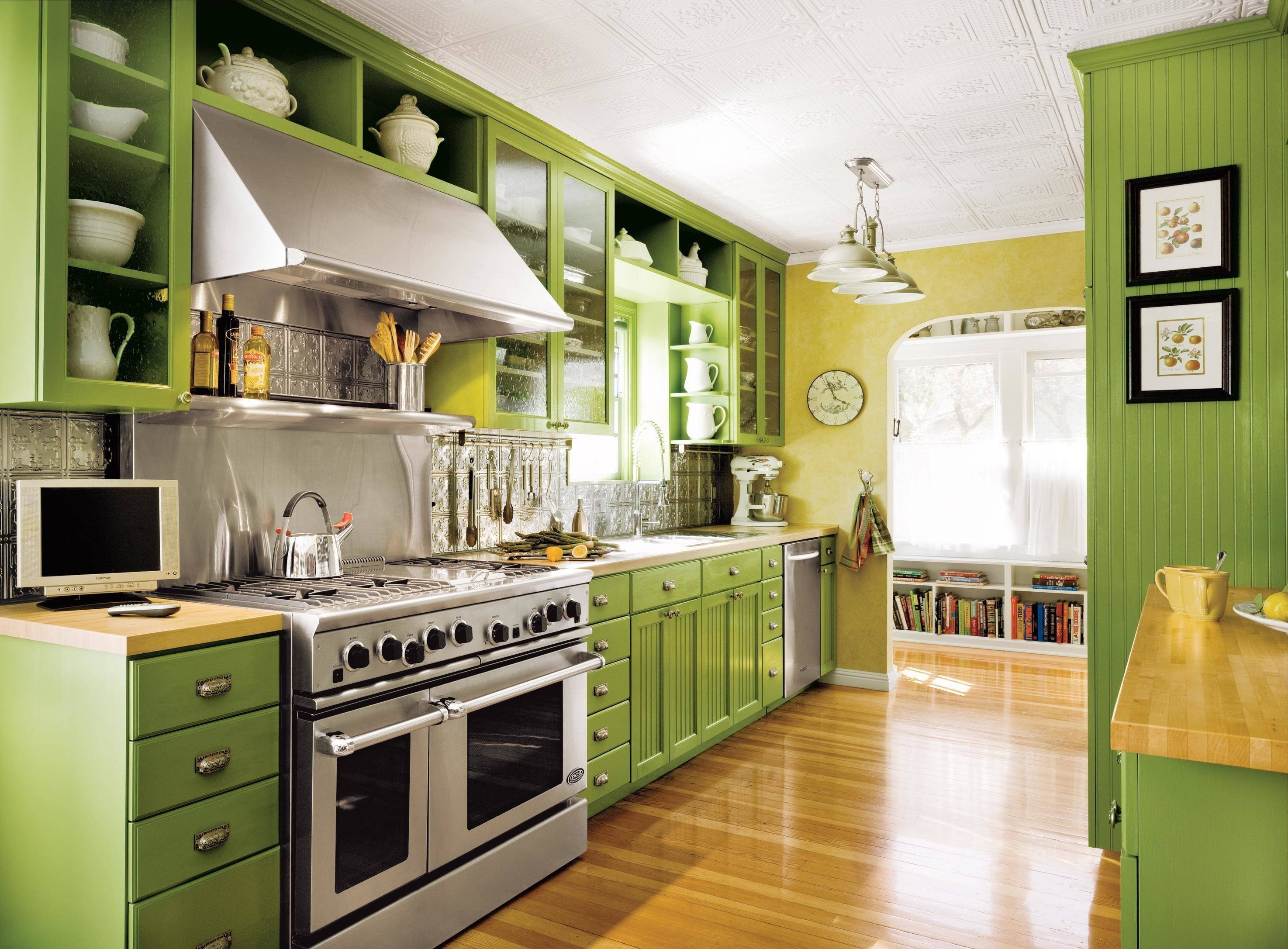Зеленые обои на кухне. Оливковая кухня икеа. Кухня олива зеленая. Зеленая кухня икеа. Зелёная кухня икеа в интерьере.