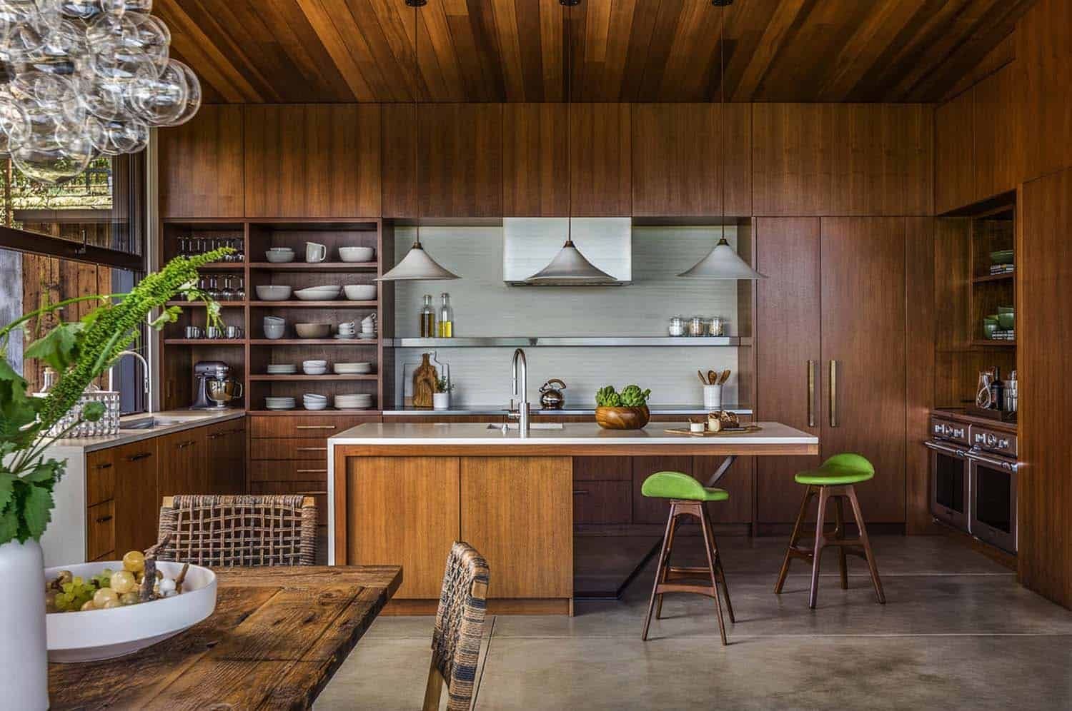 Кухня это жилое помещение. Деревянные кухни в современном стиле. Зеленая кухня деревянная. Дерево в интерьере кухни. Современная кухня под дерево.