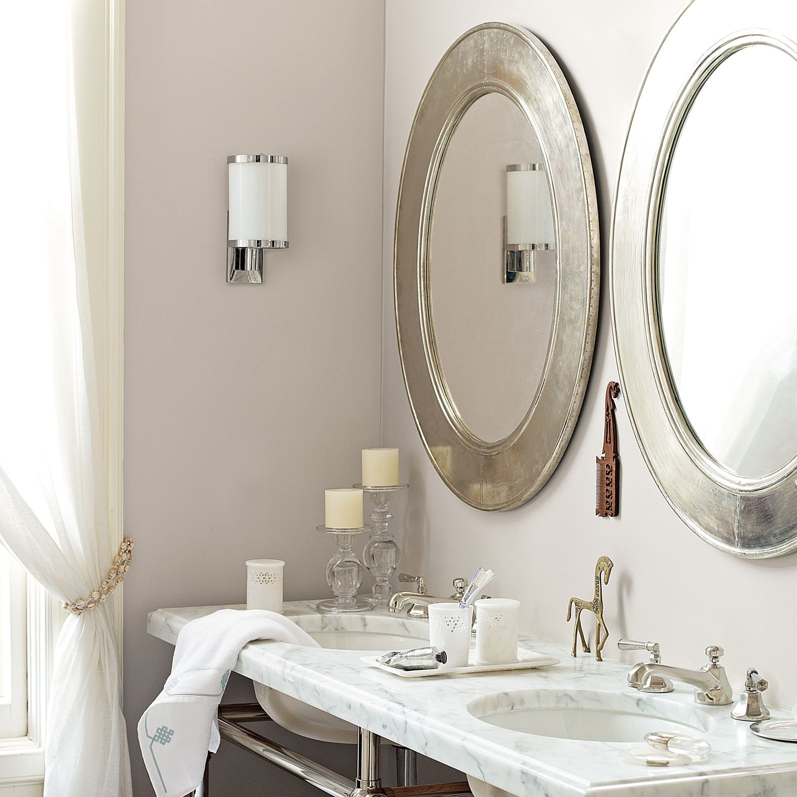 Ванна в ванную комнату овальная. Круглое зеркало в ванную. Круглое зеркало в ванной. Зеркало в интерьере ванной комнаты. Интерьерные зеркала в ванную.