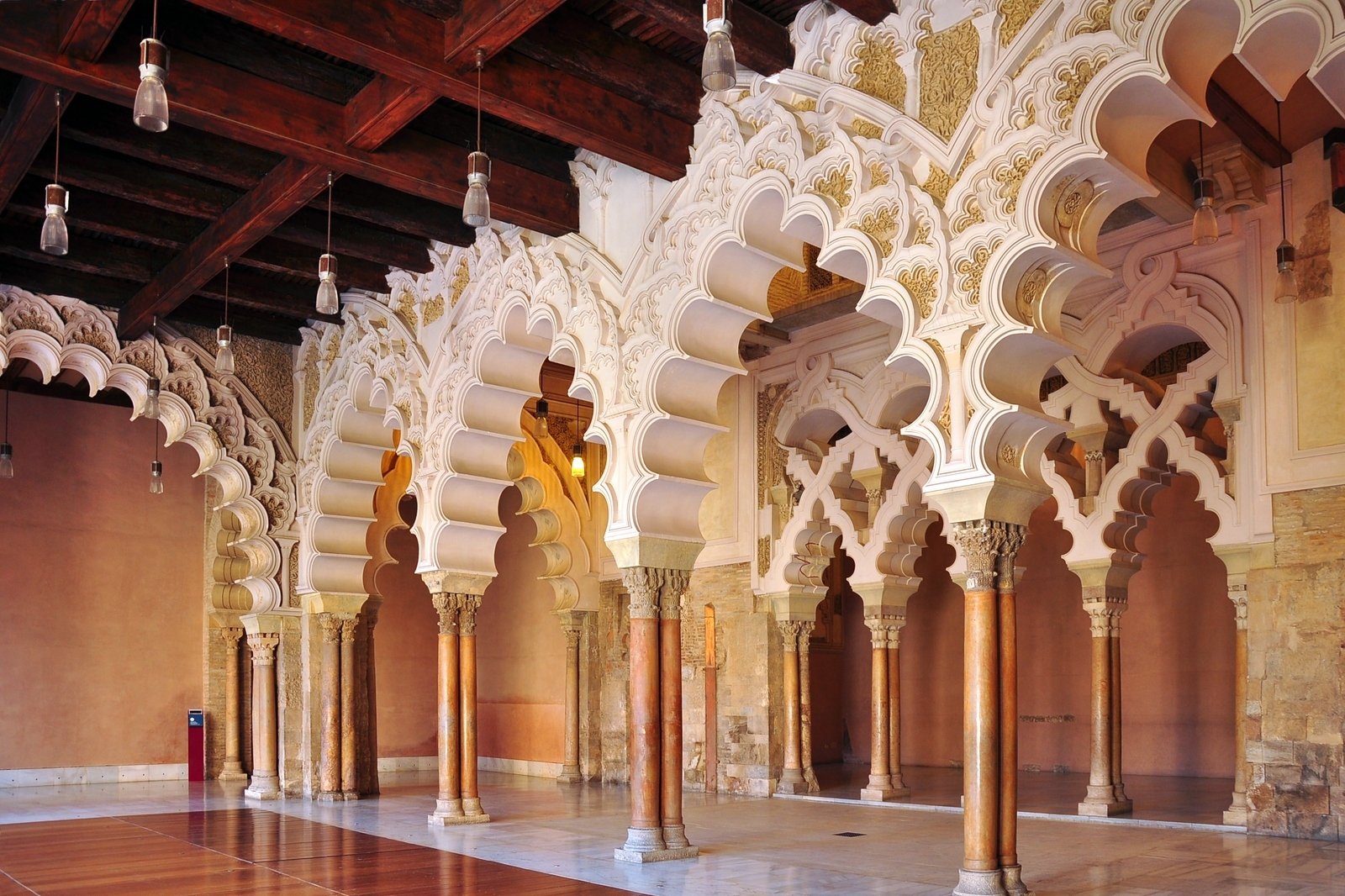Дворцовые своды. Мудехар в архитектуре Испании. Марокко мавританские арки архитектура. Арабская Испания стиль мудехар. Мавританский стиль мудехар.