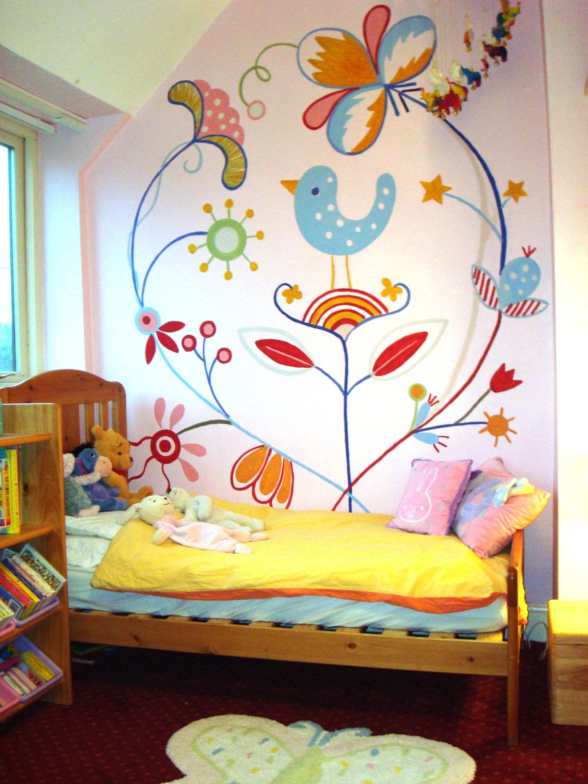 оформление стены в детской комнате у кровати