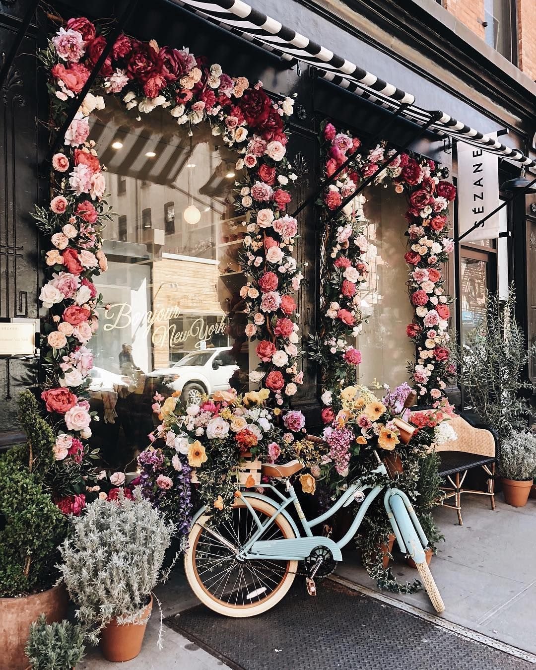Оформить красиво магазин. Цветочный домик Ginza. Украшение витрин искусственными цветами. Красивая витрина с цветами. Красивые витрины цветочных магазинов.