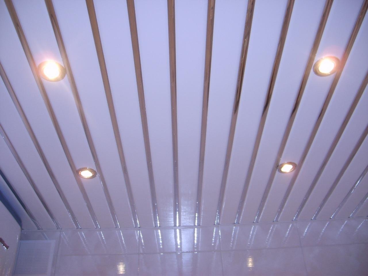 Подвесной потолок пвх панелями. Реечный потолок Албес. Реечный потолок пластиковый. Реечный потолок ПВХ. Реечный потолок пластик.