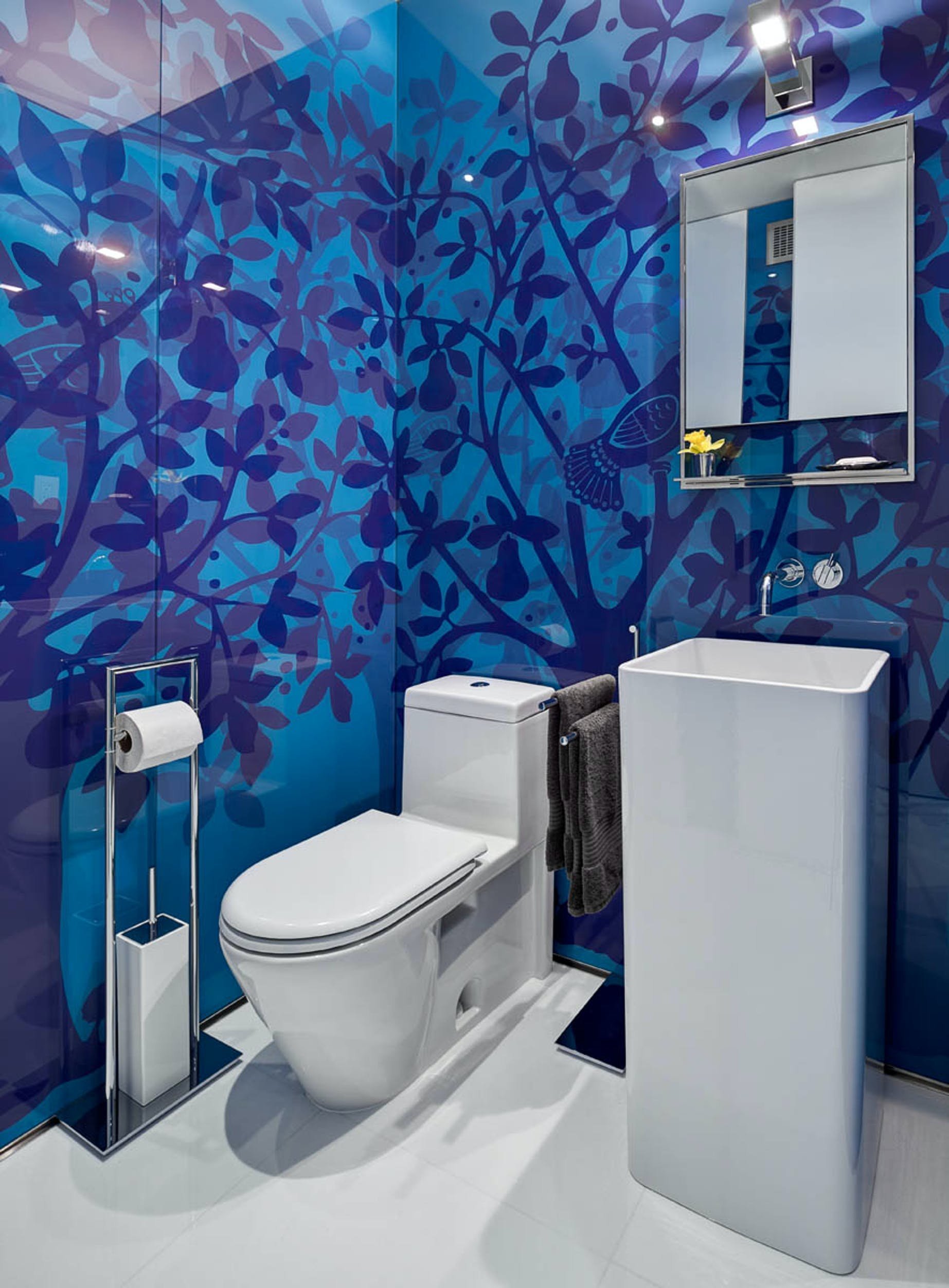 Виниловые панели для ванны. Красивые туалетные комнаты. Синяя ванная. Стеновые панели для туалета. Красивый туалет.