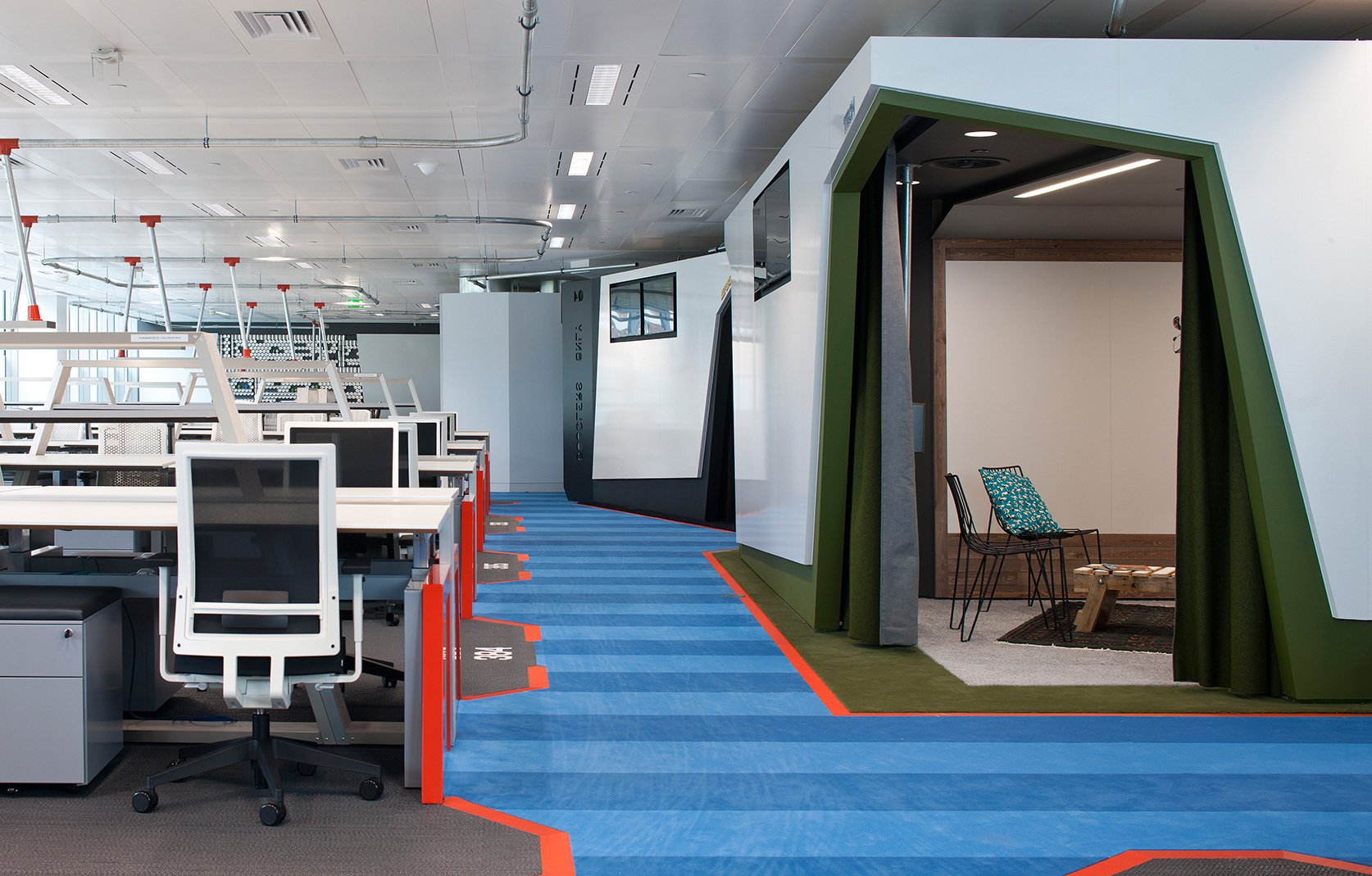 А также в помещениях где. Штаб-квартира гугл Лондон. Офис гугл интерьер. Офис гугл в Лондоне. Google штаб квартира офис.