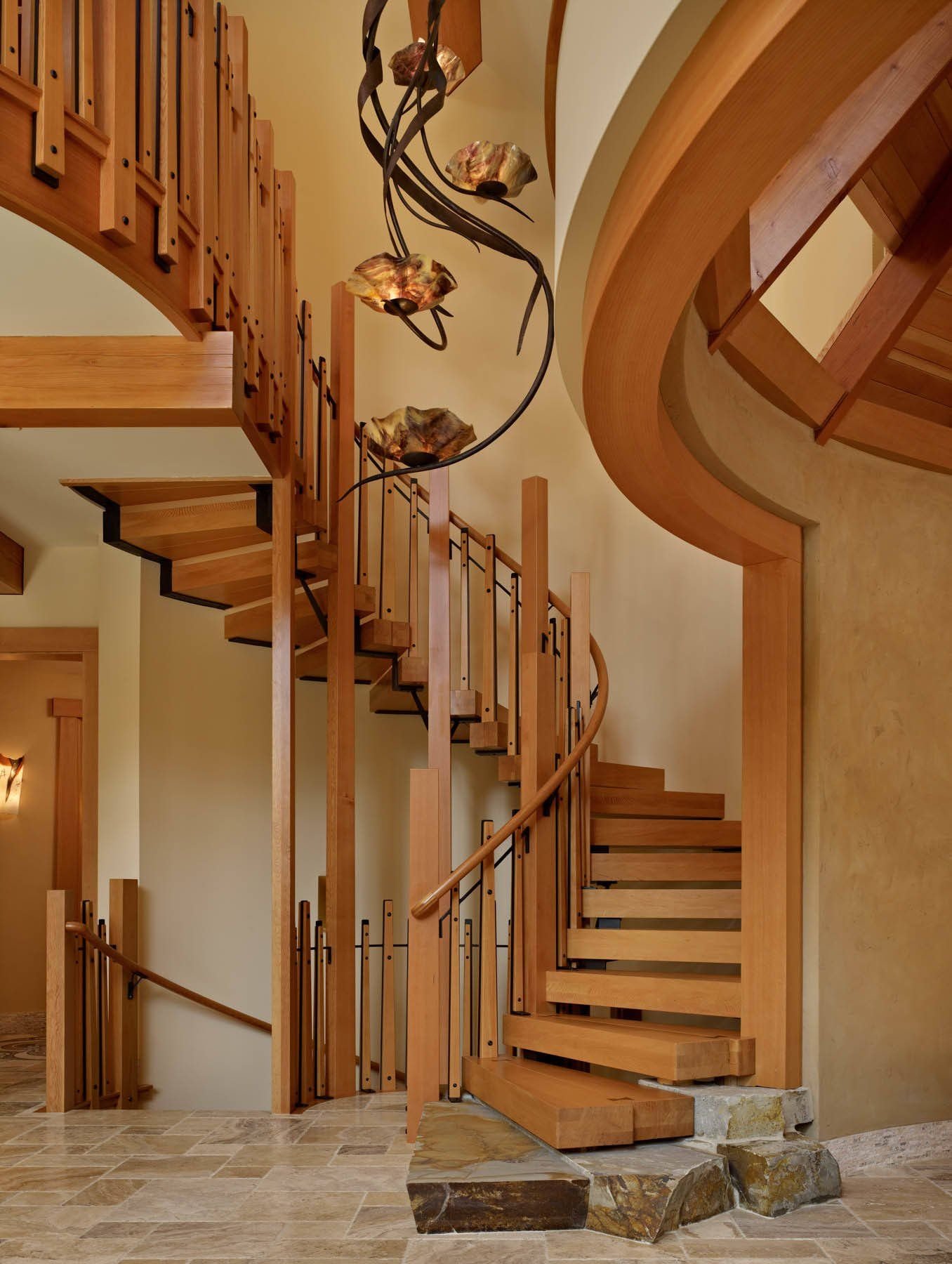 Как сделать красивые лестницы. Лестница в доме. Красивые деревянные лестницы. Лестница в частном доме. Красивые лестницы в доме.