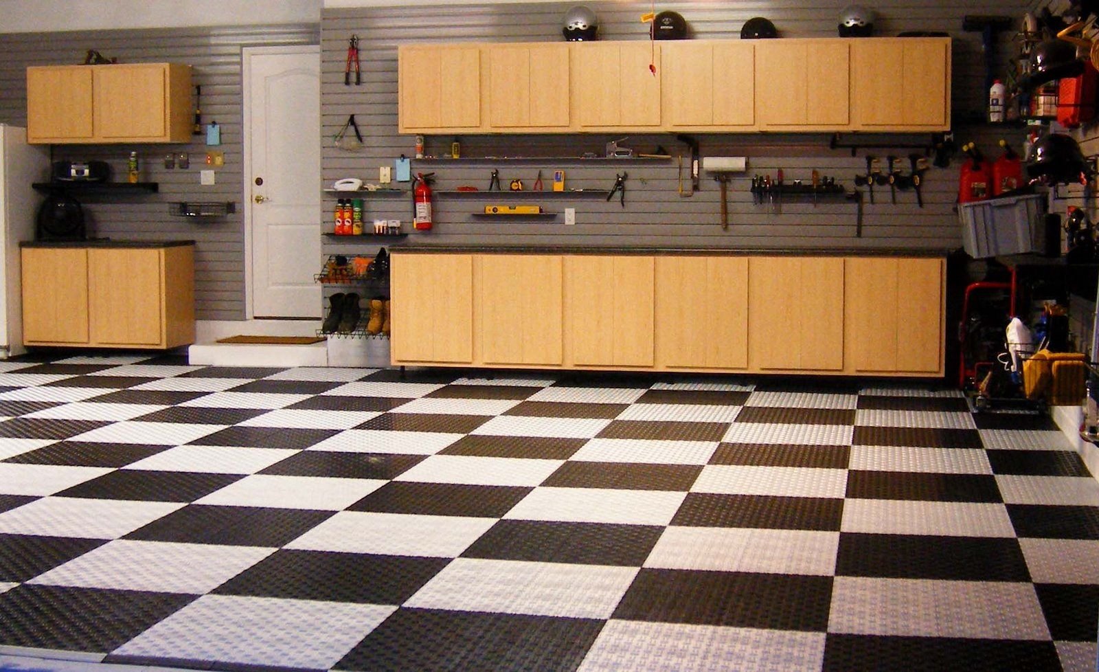 Керамогранит для пола в гараже. Плитка напольная для гаража. Плитка для пола в гараж. Плитка в шахматном порядке.