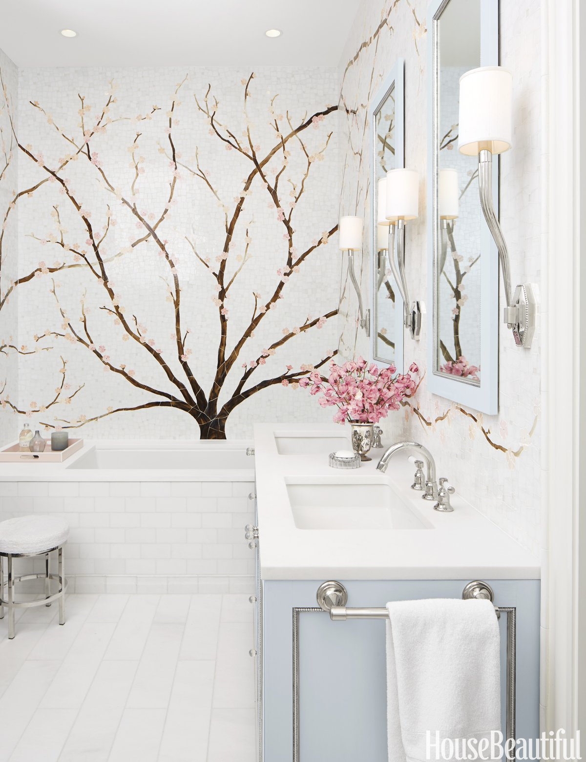 Как задекорировать ванну. Декор стен в ванной. Декор для ванной комнаты на стену. Ванная комната с растениями. Декорирование ванной комнаты.