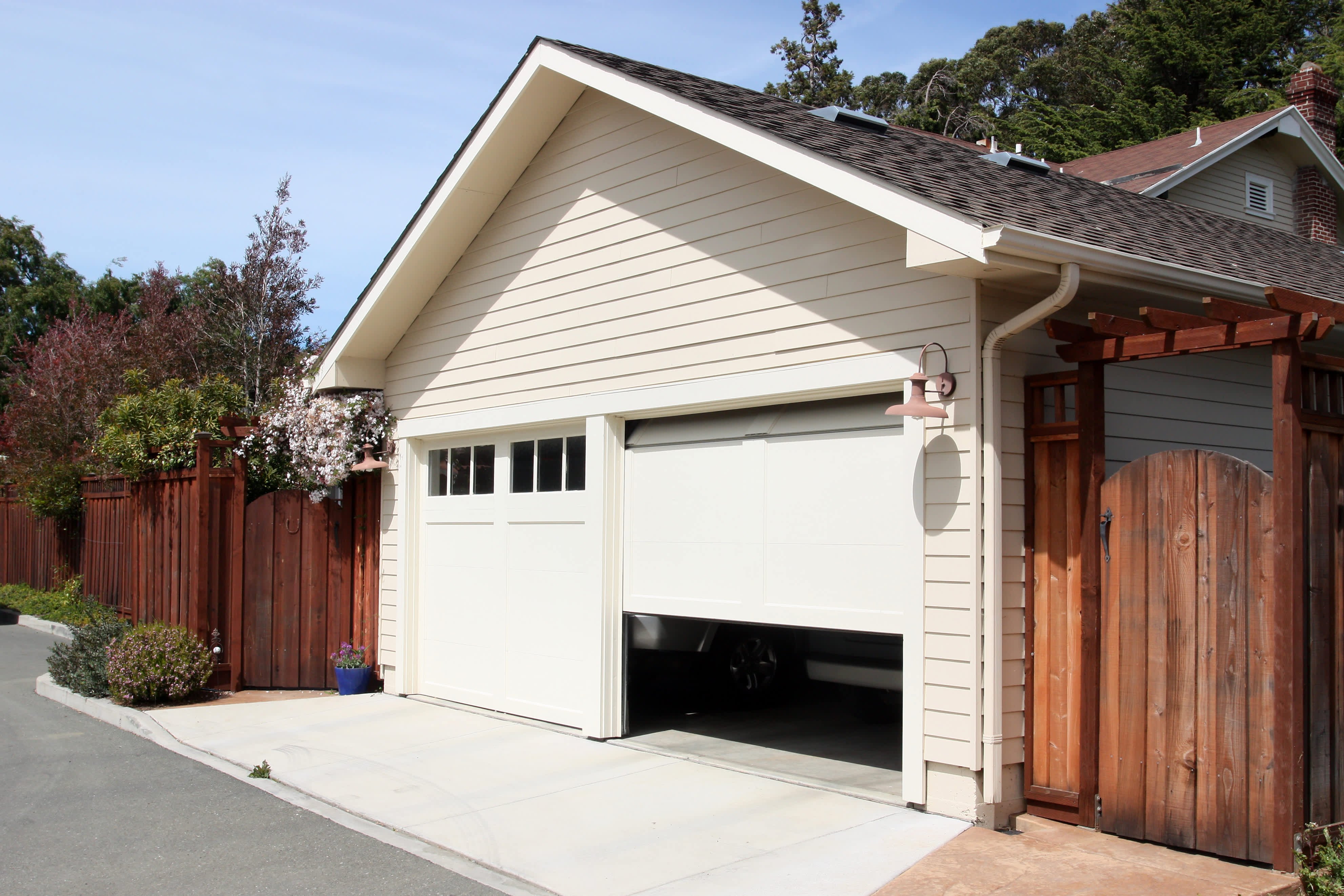 Можно ли на участке построить гараж. Красивый гараж. Красивая крыша гаража. Гараж пристроенный к дому. Дом с гаражом.