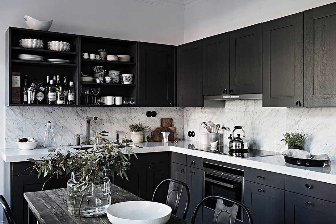 Черно белые серые кухни. Серо черная кухня. Черно серая кухня. Серо черная кухня в интерьере. Кухня серая с черным.