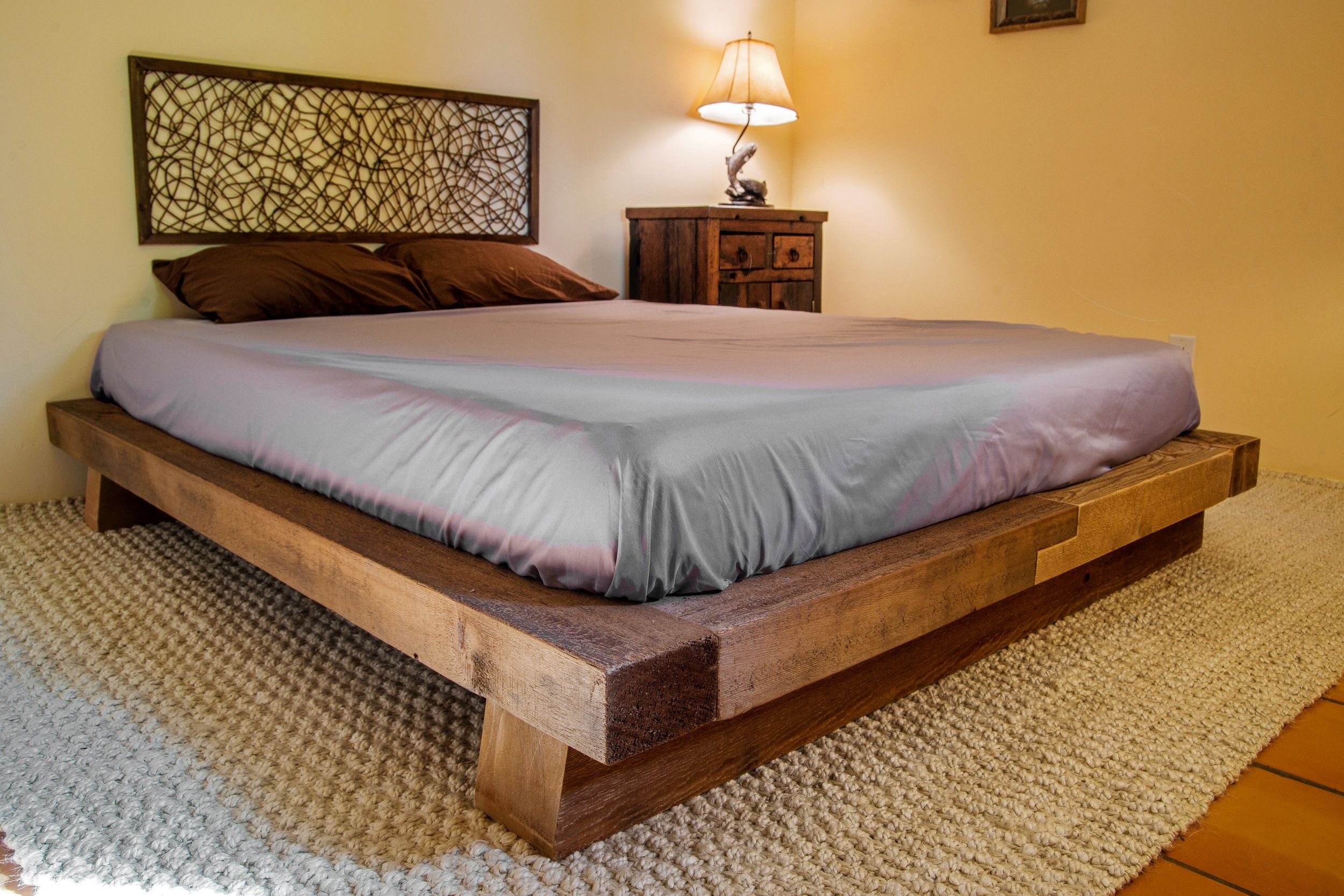 Самодельная кровать из дерева. Кровать Тимбер фрейм. Необычные деревянные кровати. Кровать из дерева. Кровать двуспальная деревянная.