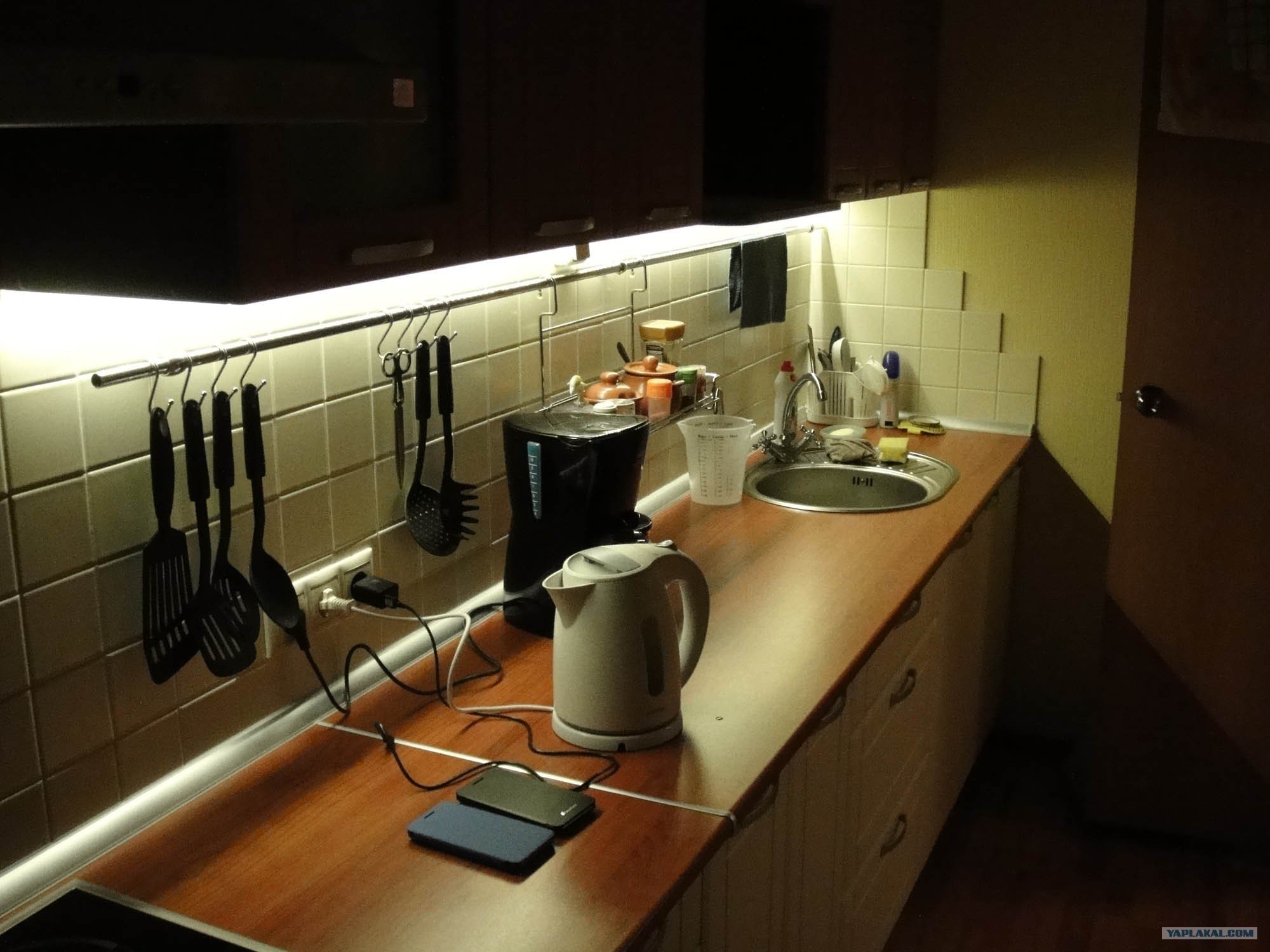 Рабочие розетки на кухне. Подсветка рабочей зоны кухни икеа. Подсветка для кухни под шкафы. Светодиодная подсветка для кухни. Подсветка под кухонными шкафами.