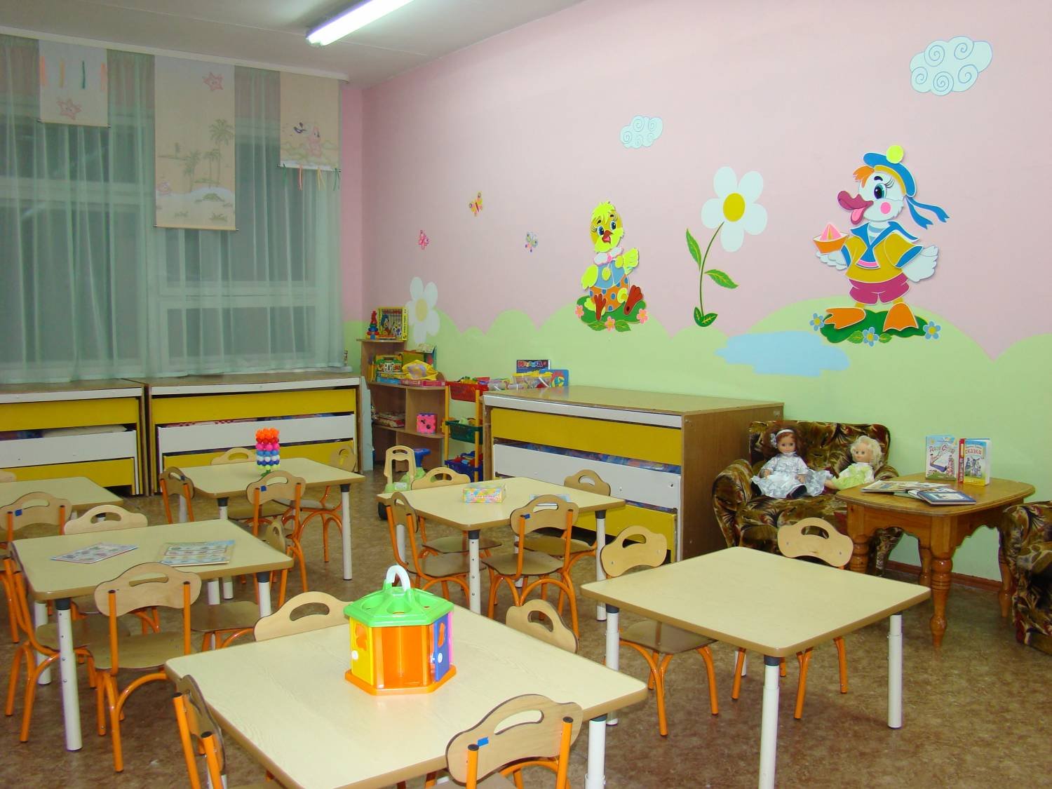 Нужно место в детском саду. Цвет стен в детском саду. Интерьер группы в детском саду. Украшение групповой комнаты в детском саду. Стены в группе детского сада.