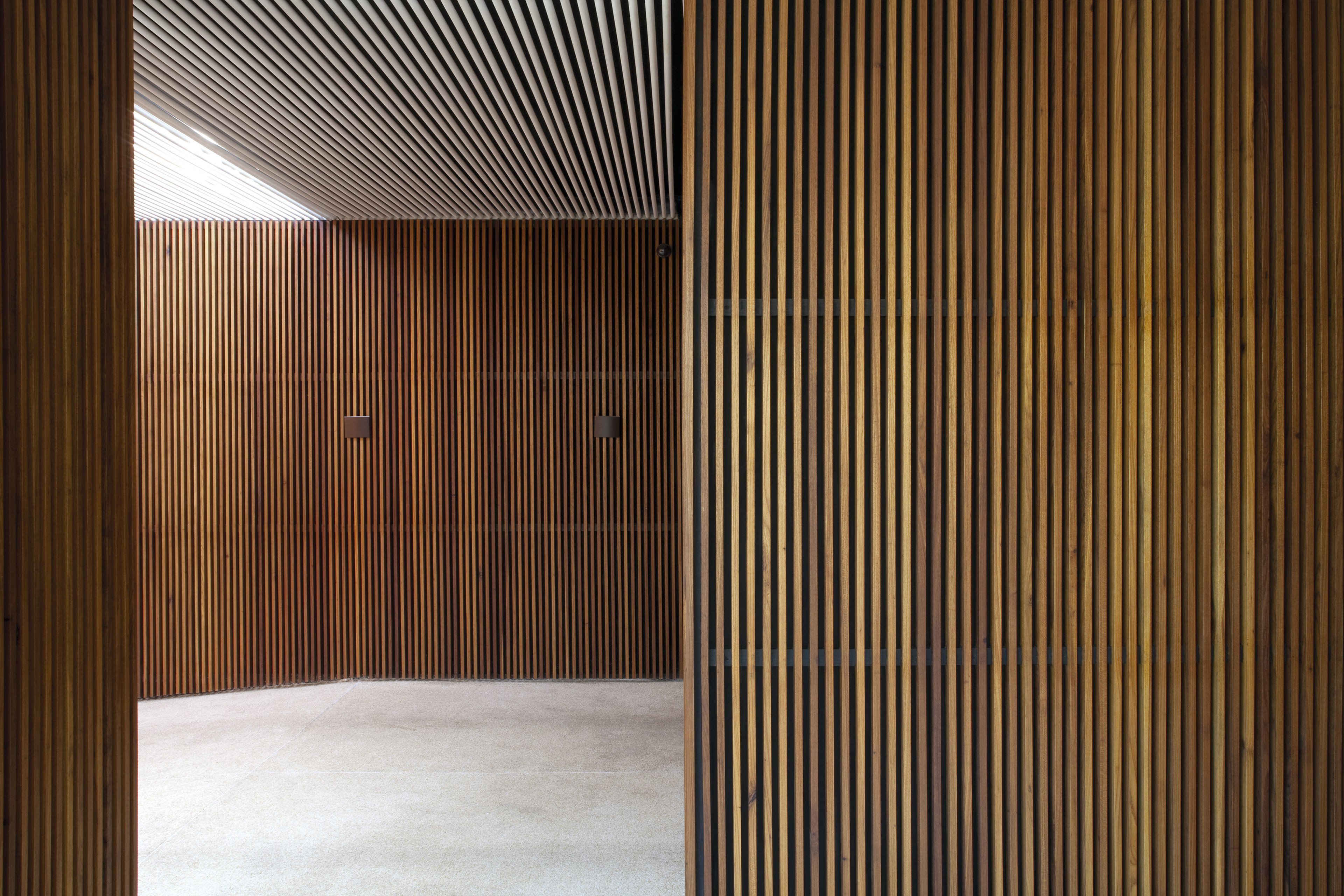 Вертикальная рейка на стене. Акустические шпонированные панели Gustafs Panel System. Шпонированные панели Wallhof Wood "тик". МДФ панель "вертикальные рейки" h2530. Реечные 3d-панели dekotech Wood d375pr.