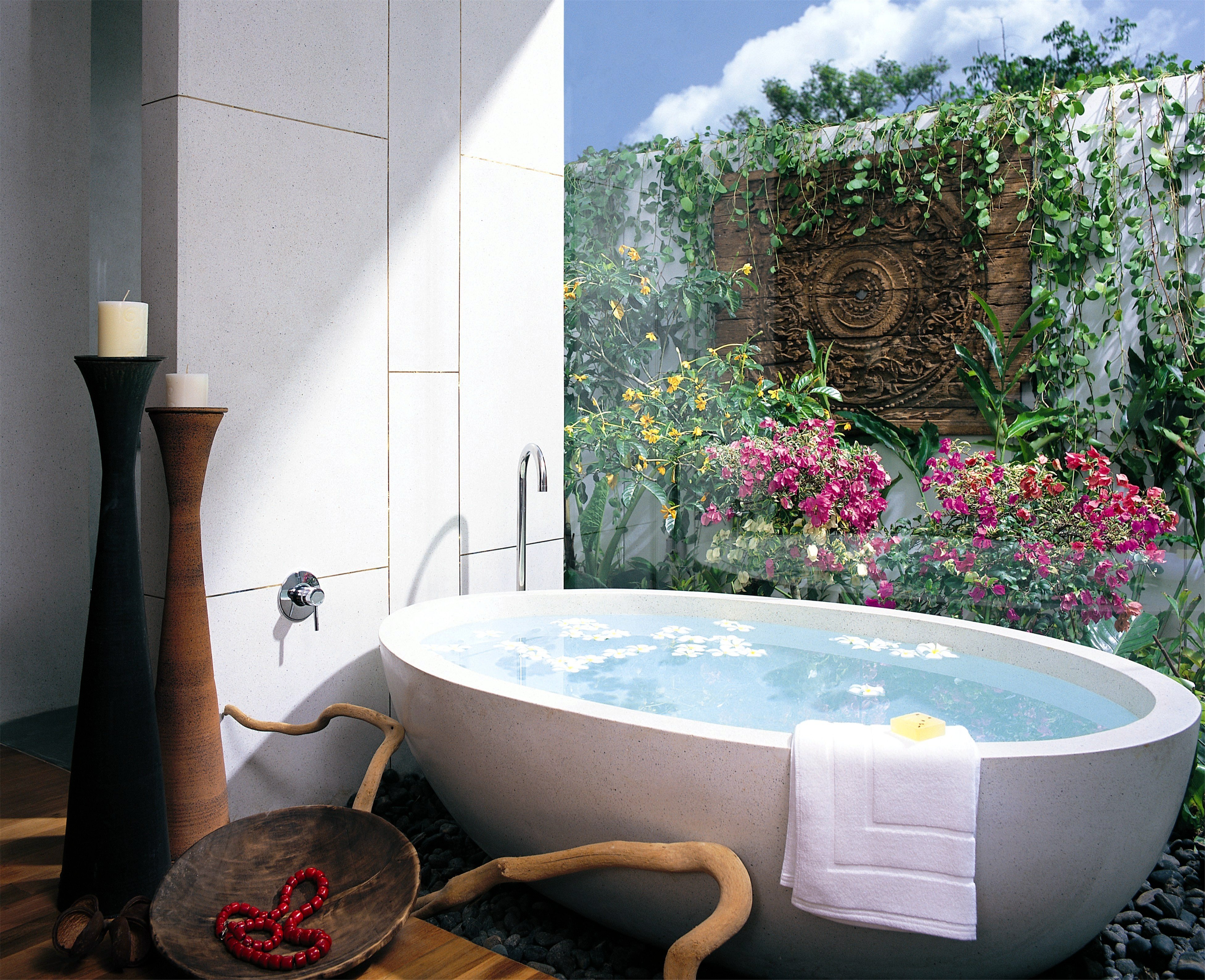 Ванна фотообои. Фотоплитка для ванной. Ванная комната с растениями. Необычный интерьер ванной. Необычные Ванные комнаты.