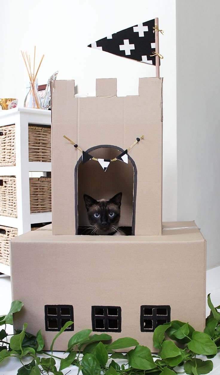 Домик для кошки своими руками из коробки. Домик для кошек. Картонный домик для кота. Домик для кошки из картона. Домик для кошки из картонки.