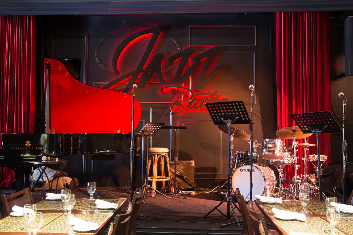 Джаз клуб концерт. Джаз кафе Америка. Ресторан в стиле джаз. Джаз сцена. Сцена в джазовом баре.