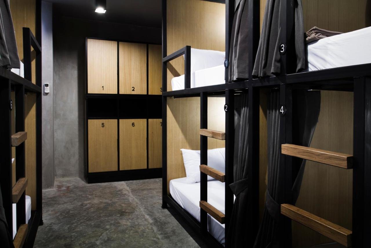 Оборудование общежития. Шкаф в хостеле. Кровати для хостела. Капсульные кровати для хостела. Шкафчики для хостела.