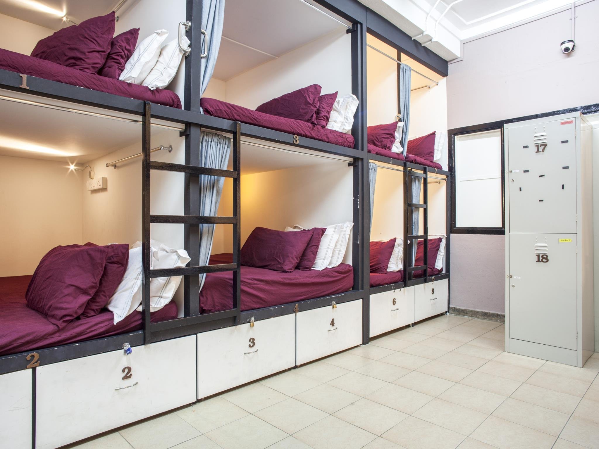 Название общежития. Кровати для хостела. Двухъярусные кровати для хостелов. Капсульные кровати для хостела. Кровати капсулы для хостела.