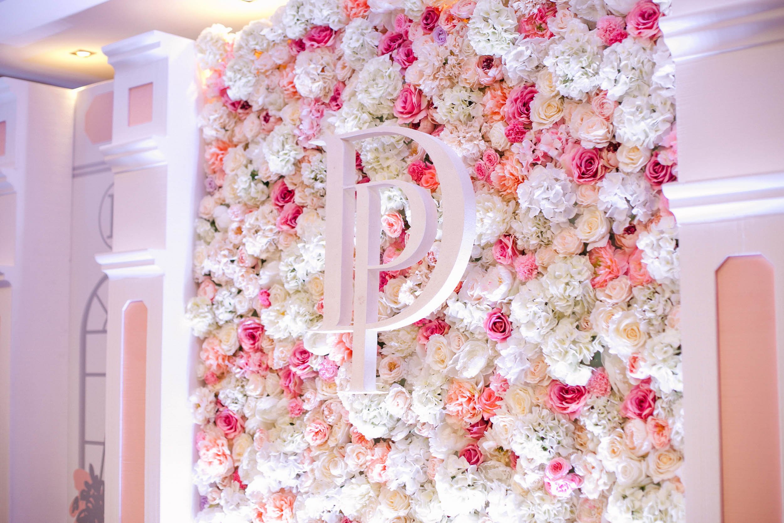 Фотозона вайлдберриз. Фотозона на свадьбу. Стена из цветов. Стена из цветов на свадьбу. Цветочная стена фотозона.