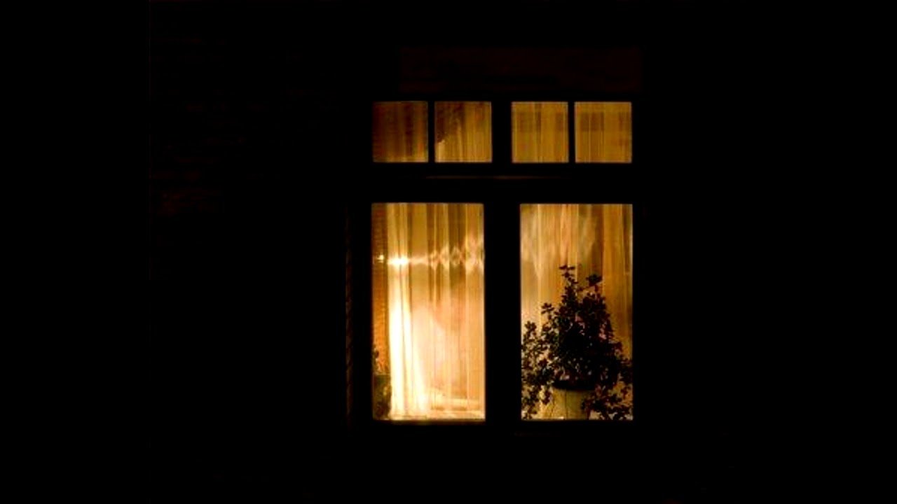 одинокий вечер на карнизе за окном