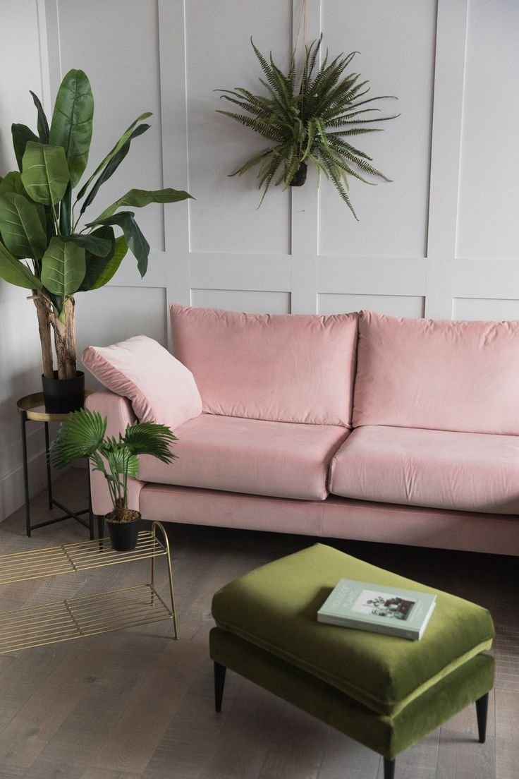 розовые шторы и зеленый диван