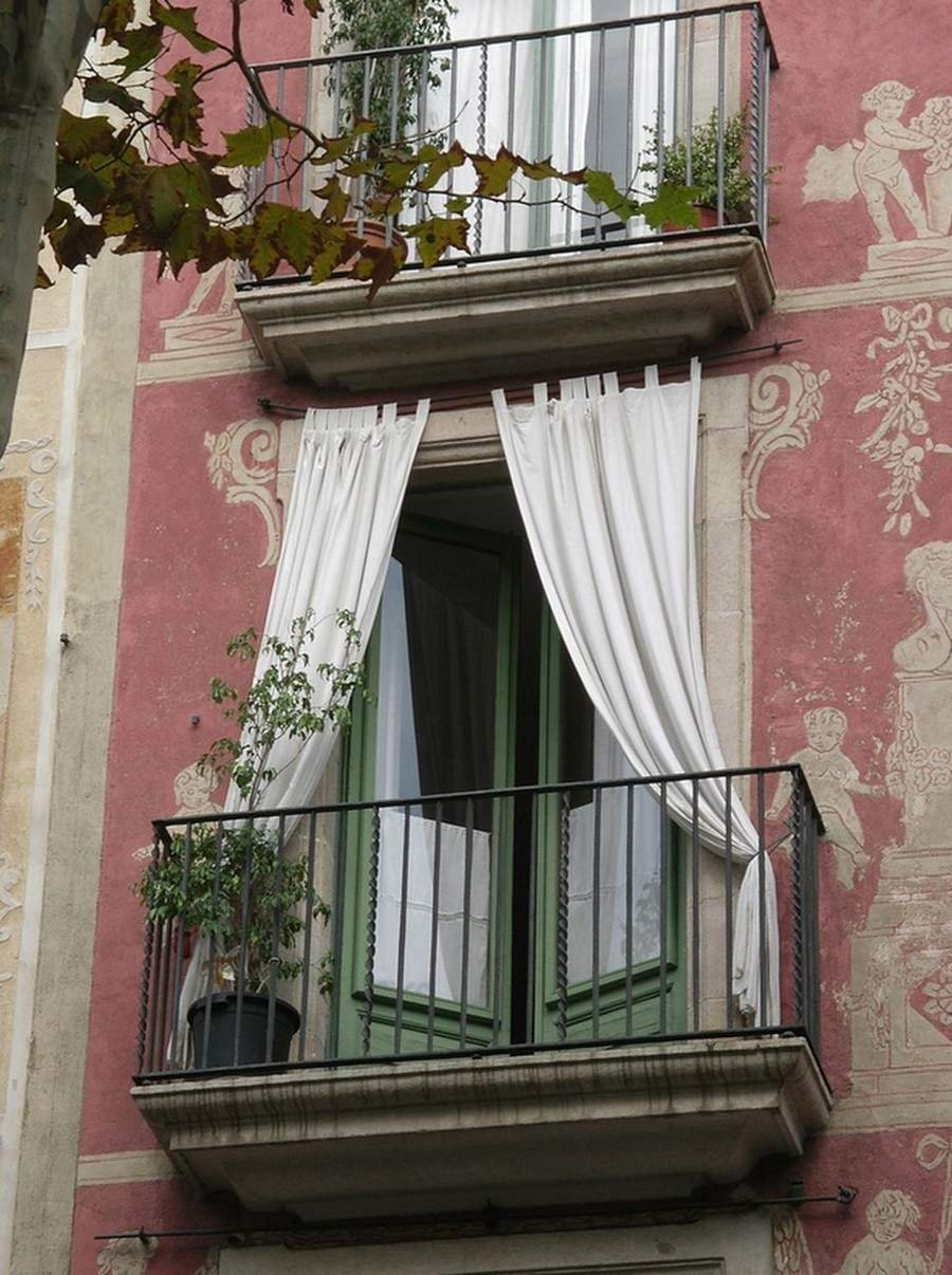 Открыл окно в балкон. Балконы Барселоны. Красивый балкон. Французский балкон. Красивый балкон снаружи.