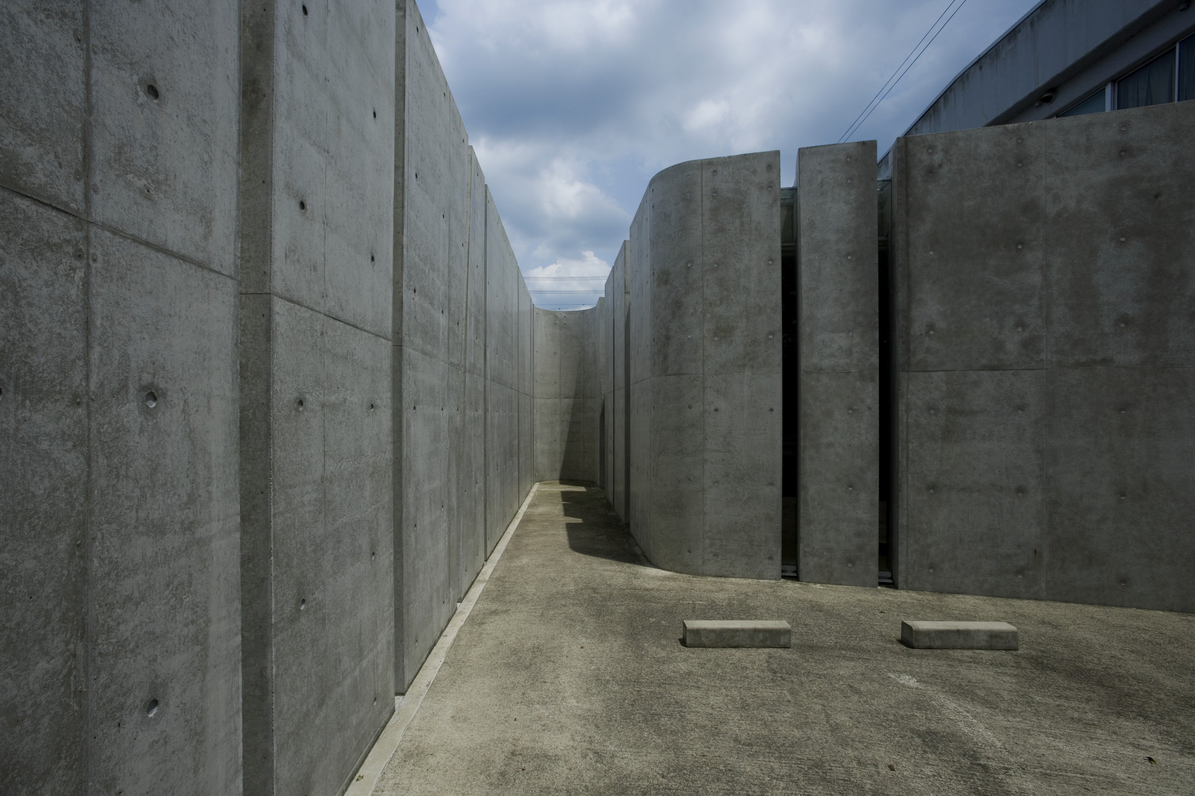 Купить бетонную стену. Бетон архитектура Франсуа Куантеро. Бетонная стена. Монолитные стены. Железобетонная стена.