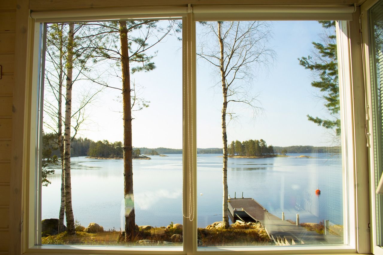 Iz okna. Пейзаж в окне. Вид из окна на реку. Вид из окна на озеро. Фотообои окно видом на природу.
