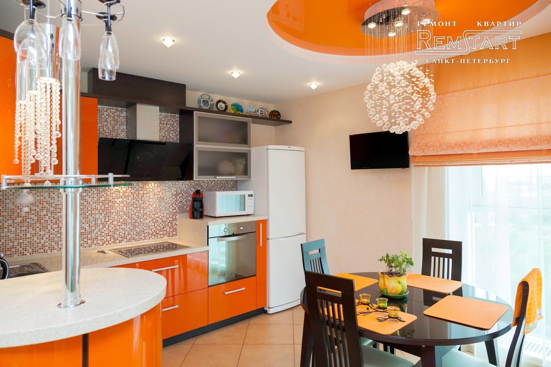 Кухни под ключ спб. Оранжевая кухня. Кухня в оранжевых тонах. Оранжевая кухня в интерьере. Маленькая кухня в оранжевом цвете.