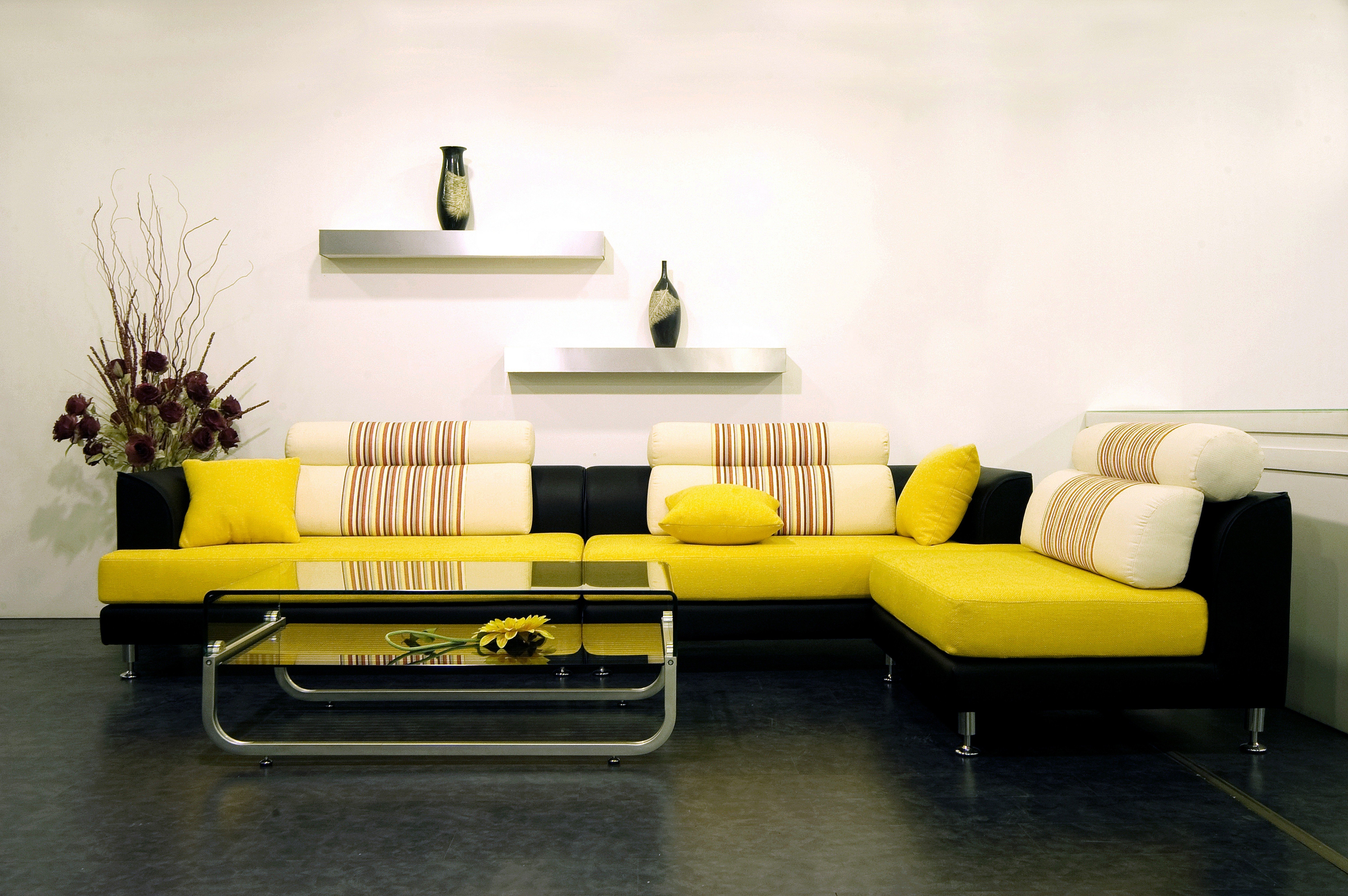 Sofa pictures. Диван в интерьере. Красивый диван в интерьере. Яркий диван в интерьере. Желтый диван в интерьере.