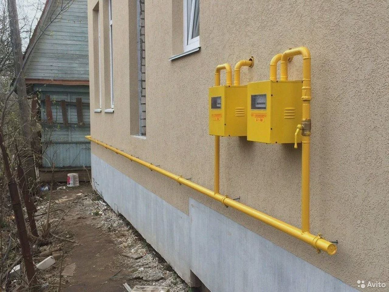 Газовая труба на фасаде