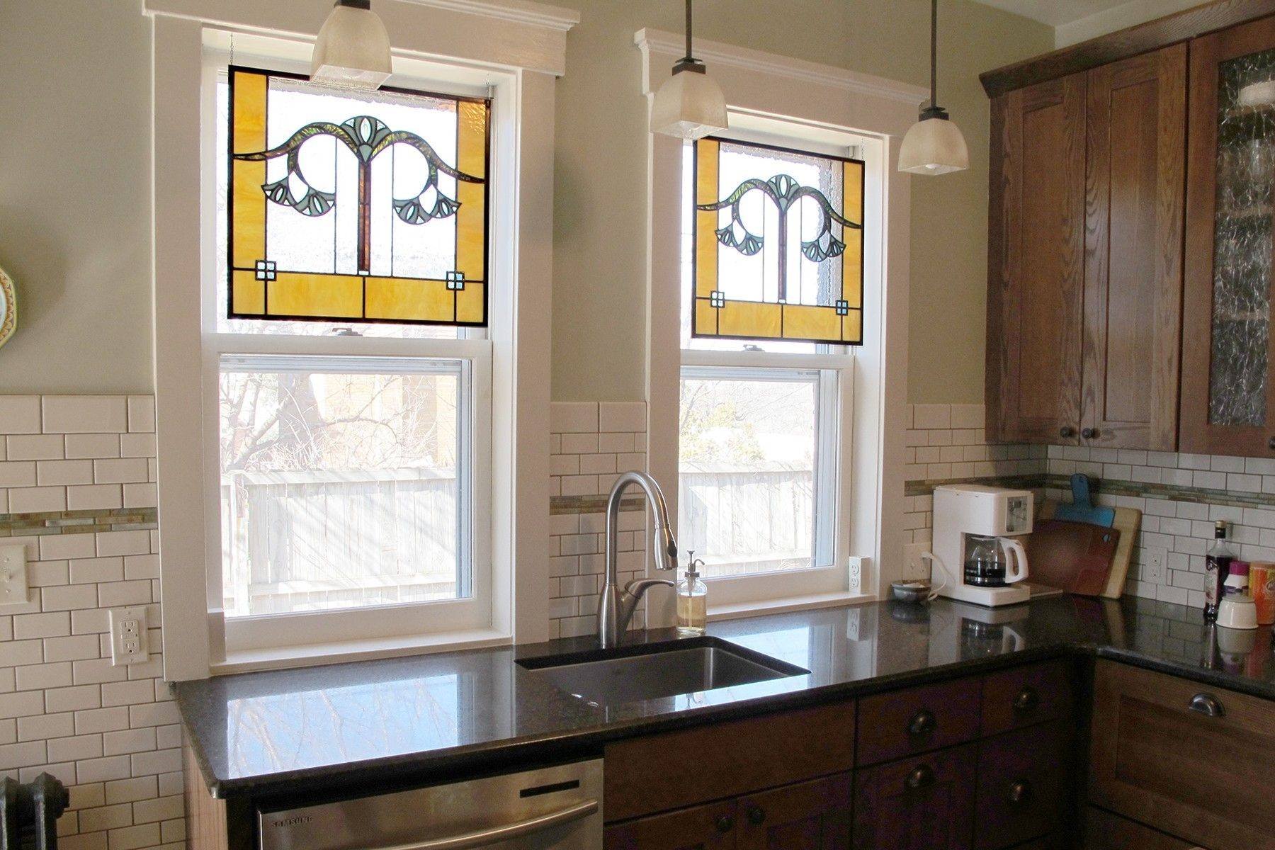 Что можно на окно на кухню. Кухня с окном. Интерьер кухни с окном. Большие окна на кухне. Кухня в доме с окном.