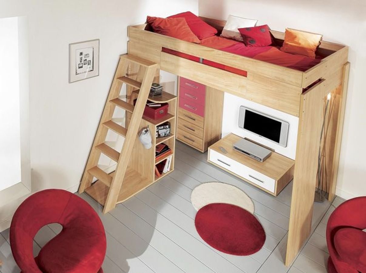 Мала чтобы в ней можно. Кровать-чердак Мезонин мебель. Компактная мебель для маленькой комнаты. Кровать чердак в маленькой комнате. Кровать второй ярус.
