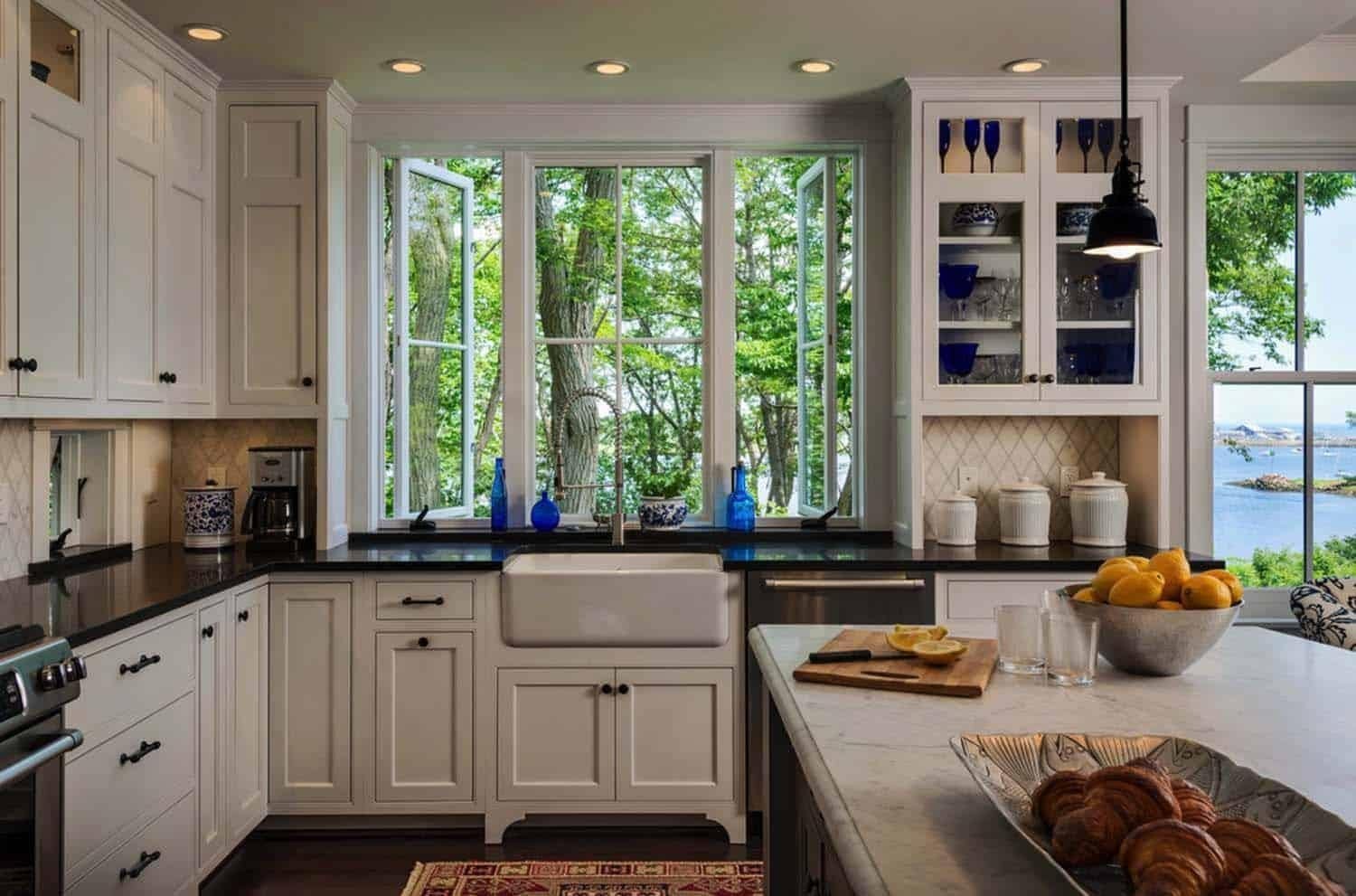 Кухня мойка у окна дизайн. Кухня с окном. Кухня с большими окнами. Планировка кухни с окном. Кухонный гарнитур с окном.