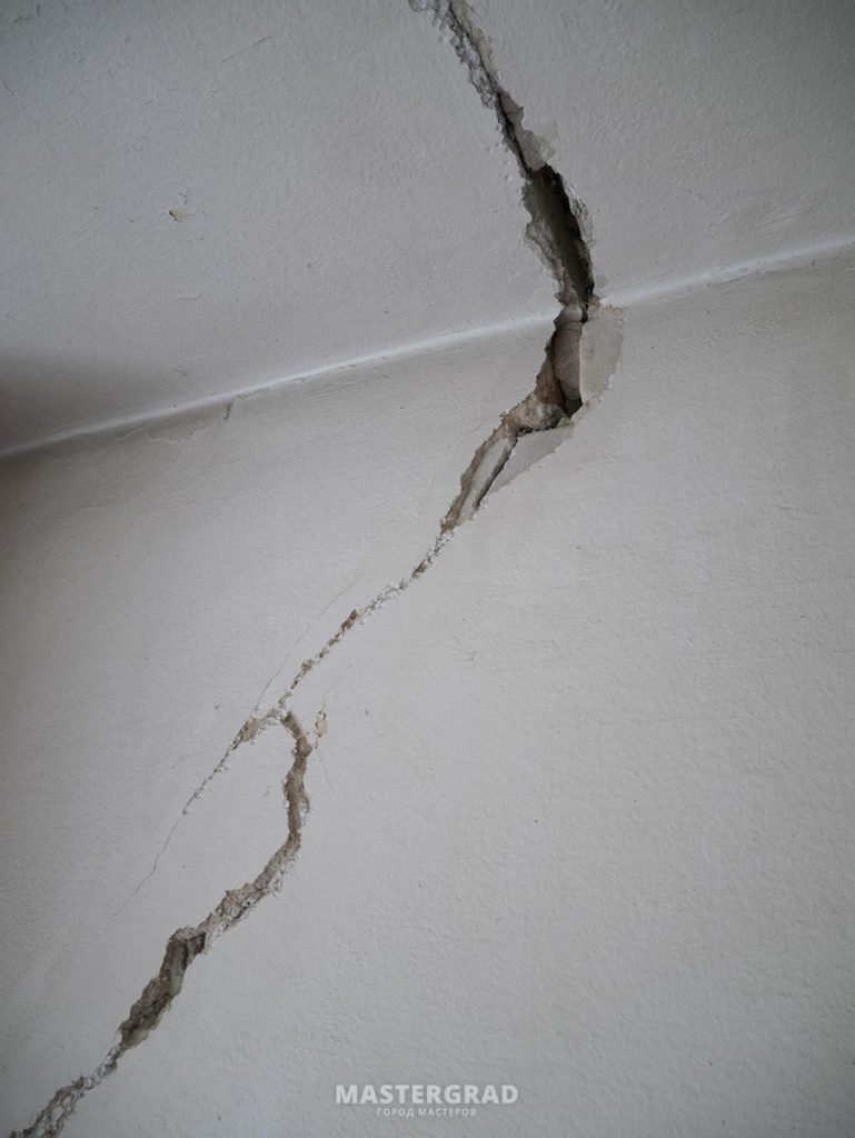 Опасные трещины. Трещины на потолке. Трещины на штукатурке. Мелкие трещины на потолке. Усадочные трещины в стенах.