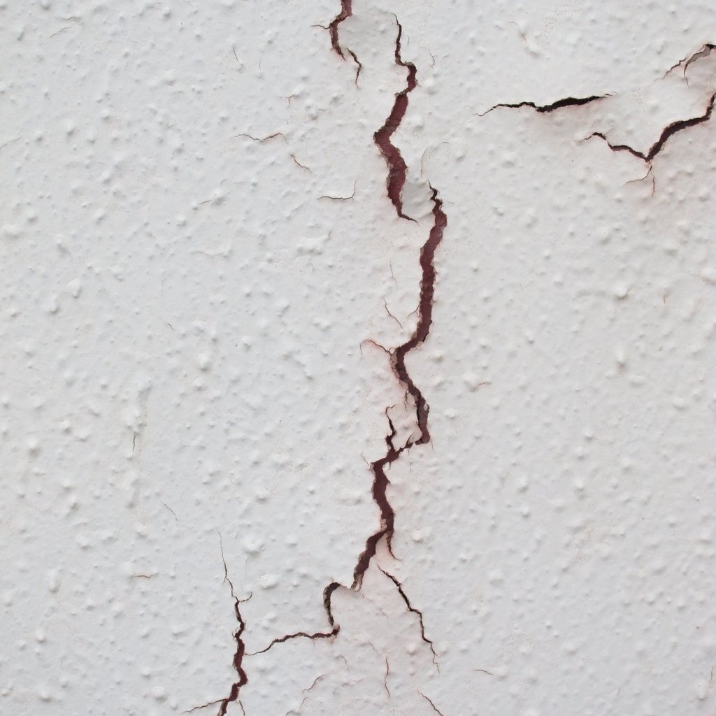 Искусственные трещины. Трещина в стене. Мелкие трещины на стене. Красивые трещины. Белая стена с трещинами.