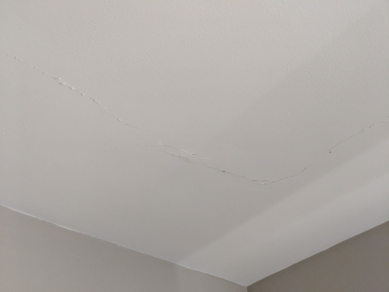 Трещины на потолке. Микротрещины на потолке. Диагональные трещины на потолке. Щель в потолке.