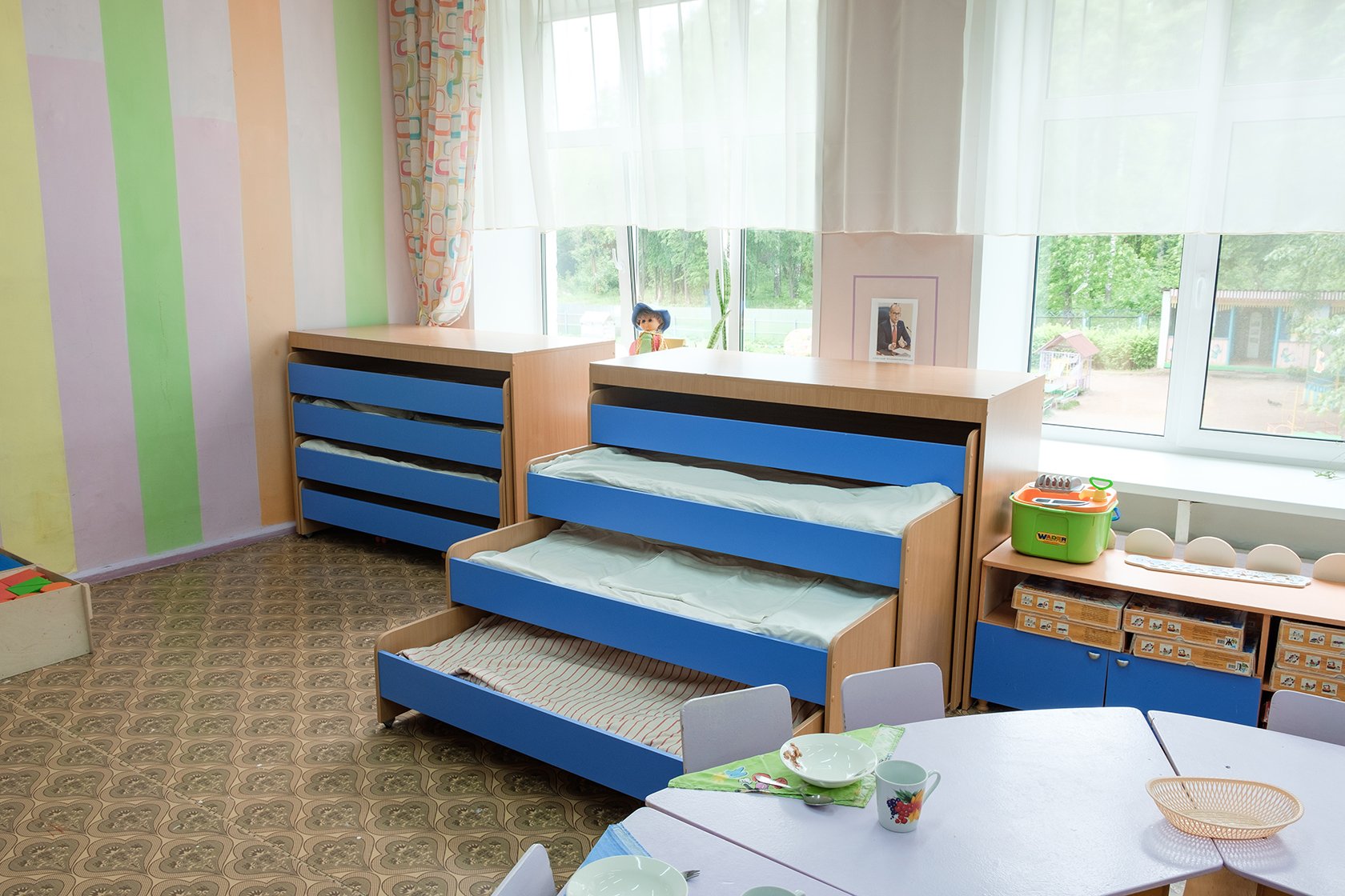 Место в детском садике. Кровати в детском саду. Мебель для детского сада. Выкатные кровати для детского сада. Мебель для ДОУ.