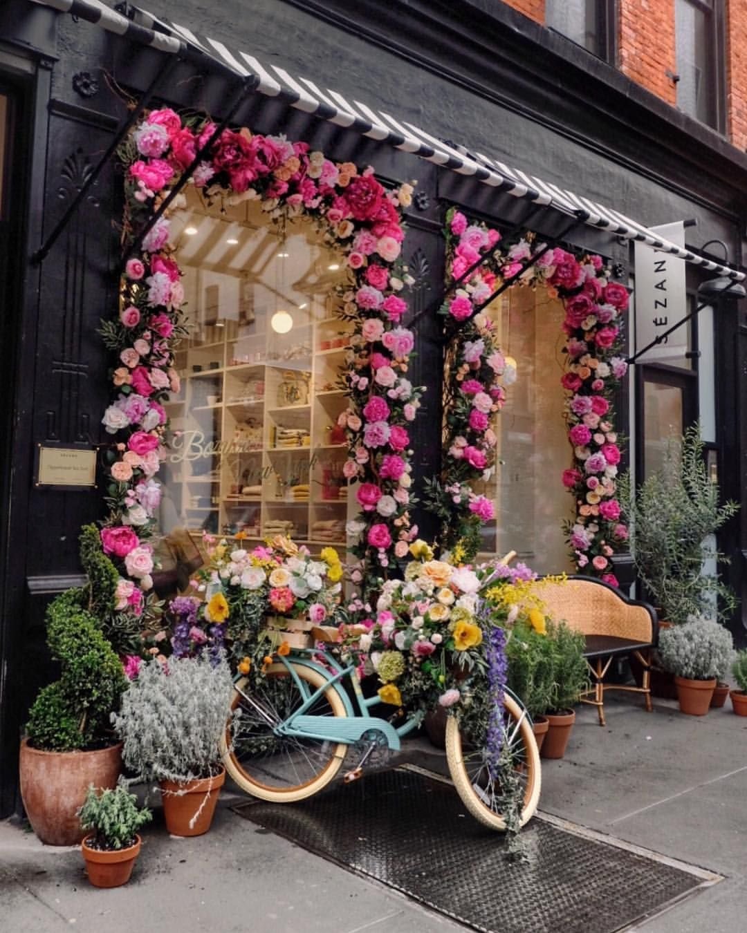 Ночной цветочный магазин. Красивые витрины цветочных магазинов. Декор цветочного магазина. Украшение витрин искусственными цветами. Декор входной группы цветами.