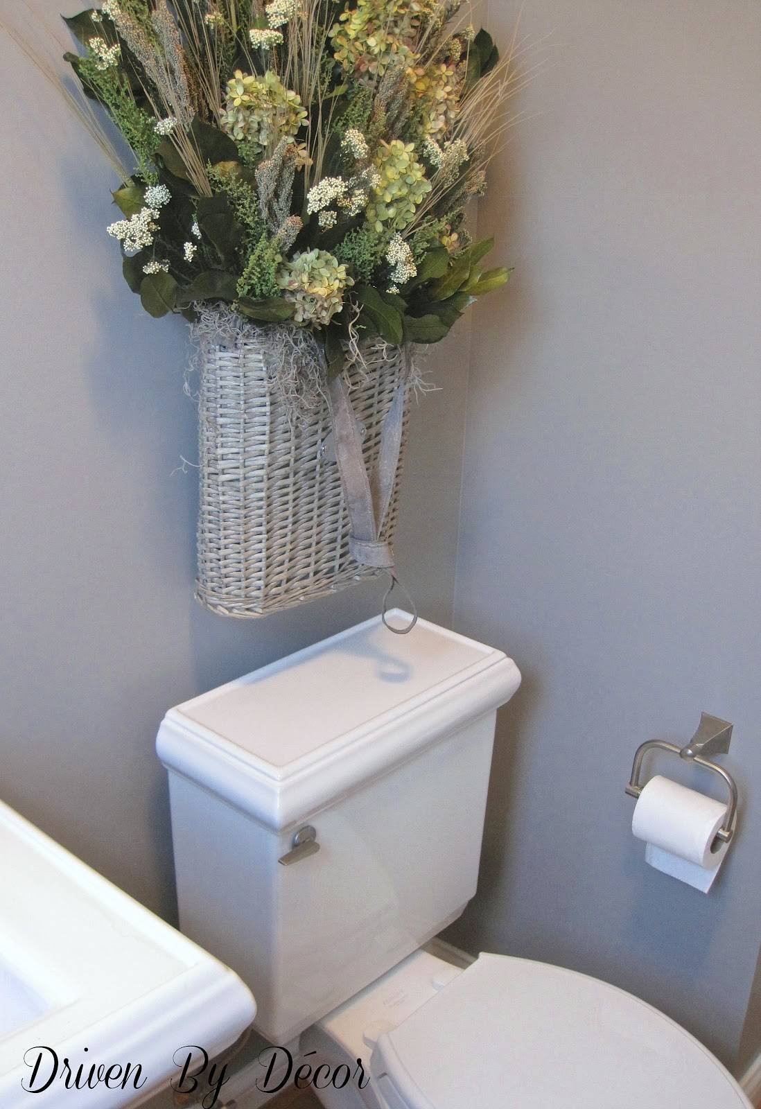 Как задекорировать туалет. Украшения для туалета. Искусственные цветы в туалете. Необычный декор санузла. Искусственные цветы в туалетной комнате.