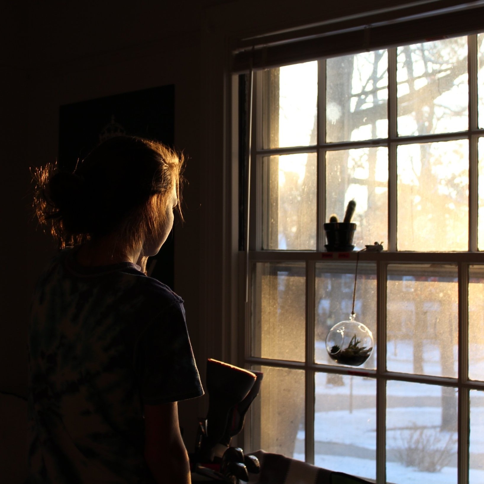 Девушка смотрит в окно
