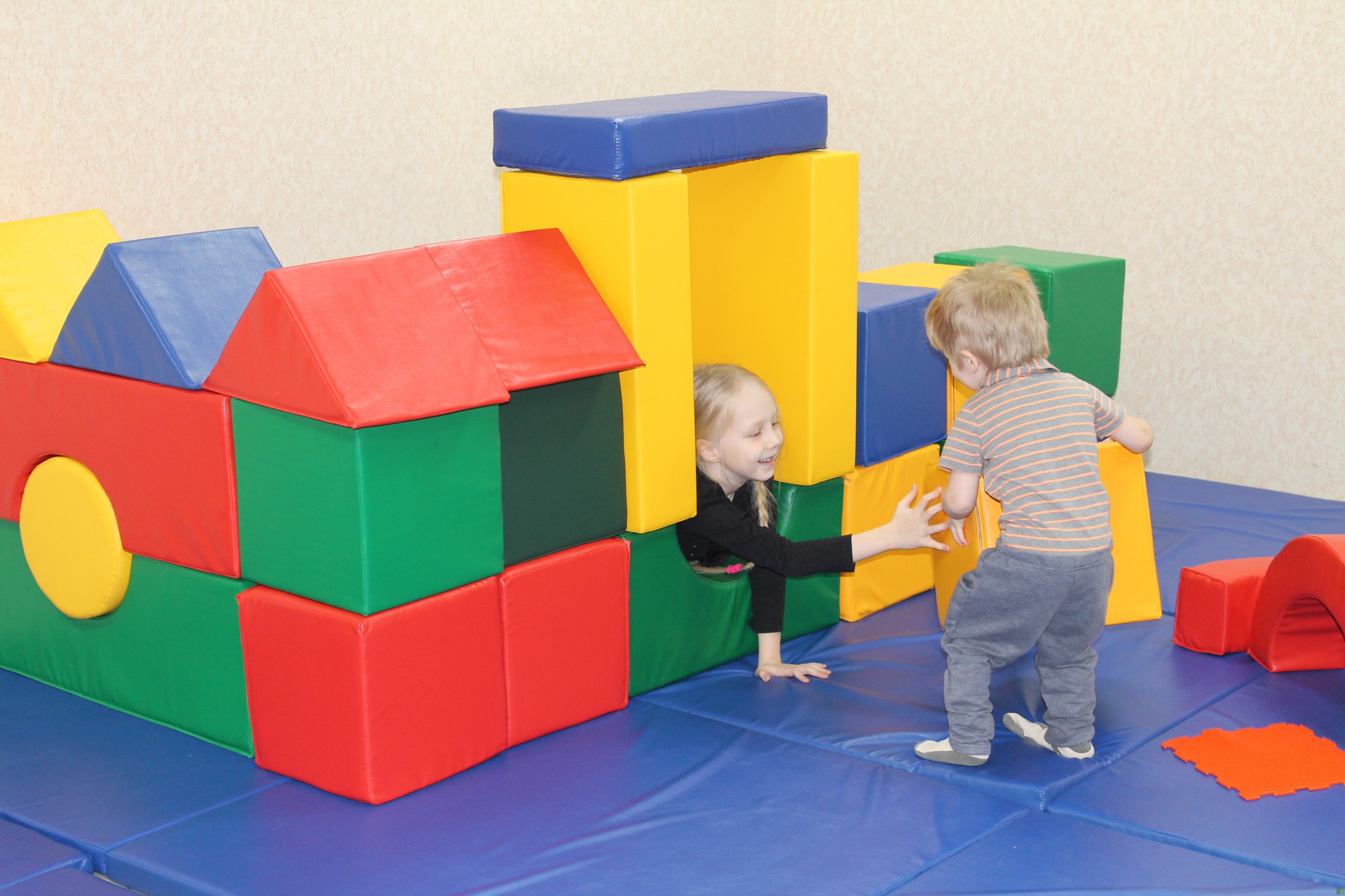 Кубики большие цена. Мягкие модули для детского сада. Кубики большие мягкие модули. Мягкие игровые модули для детей. Мягкие кубики большие в игровую комнату.