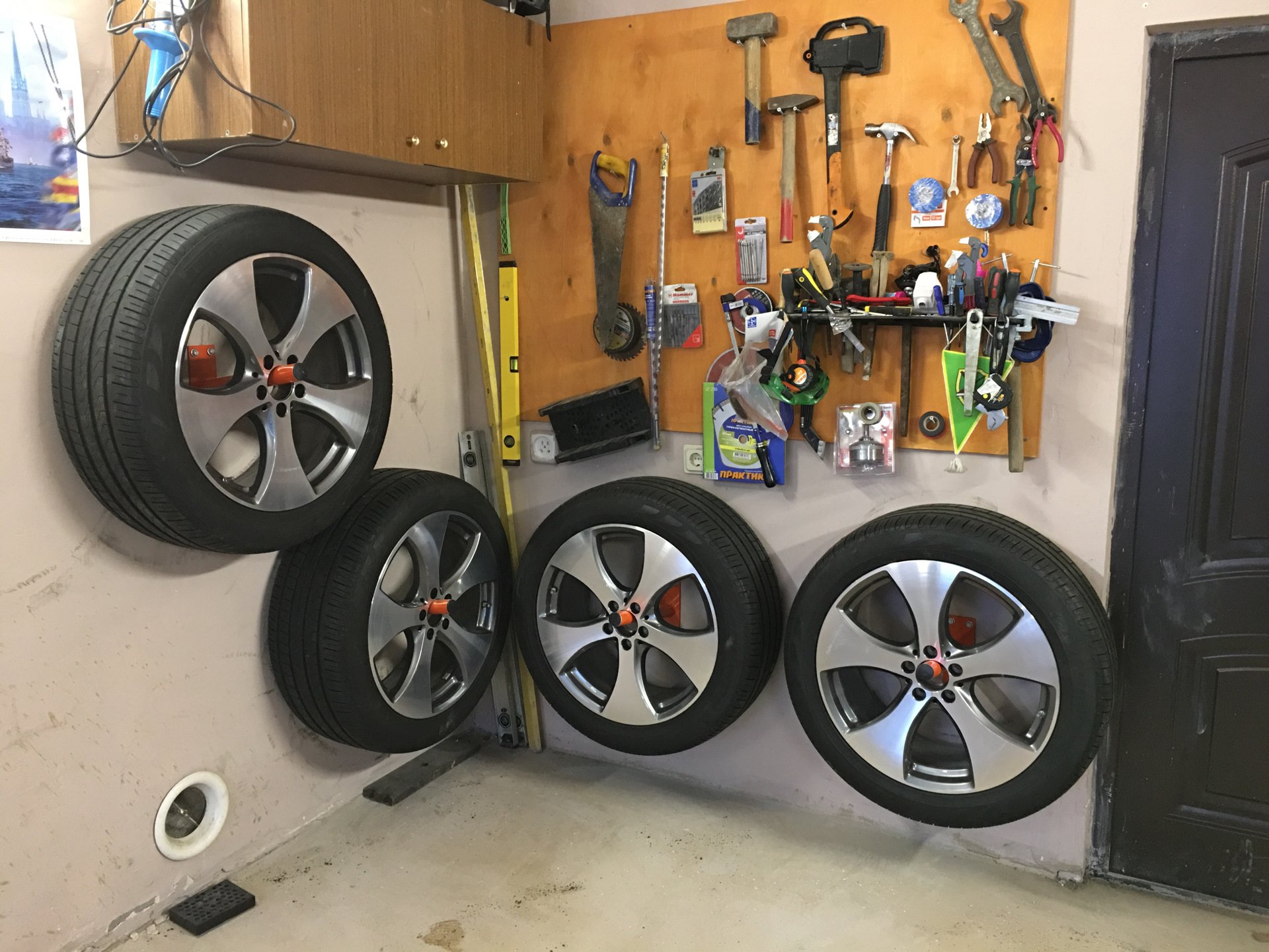 Где хранить шины. Хранение колес. Хранение колес на дисках. Хранение калёс с дисками. Хранение колес в гараже.