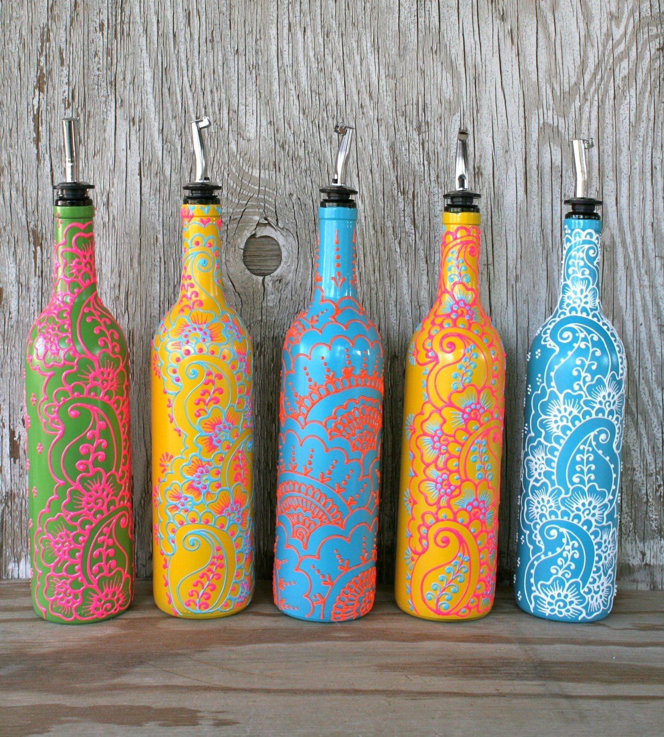 Красивые бутылки своими руками. Разукрасить бутылку. Расписные бутылки. Декор стеклянных бутылок. Разрисованные бутылки.