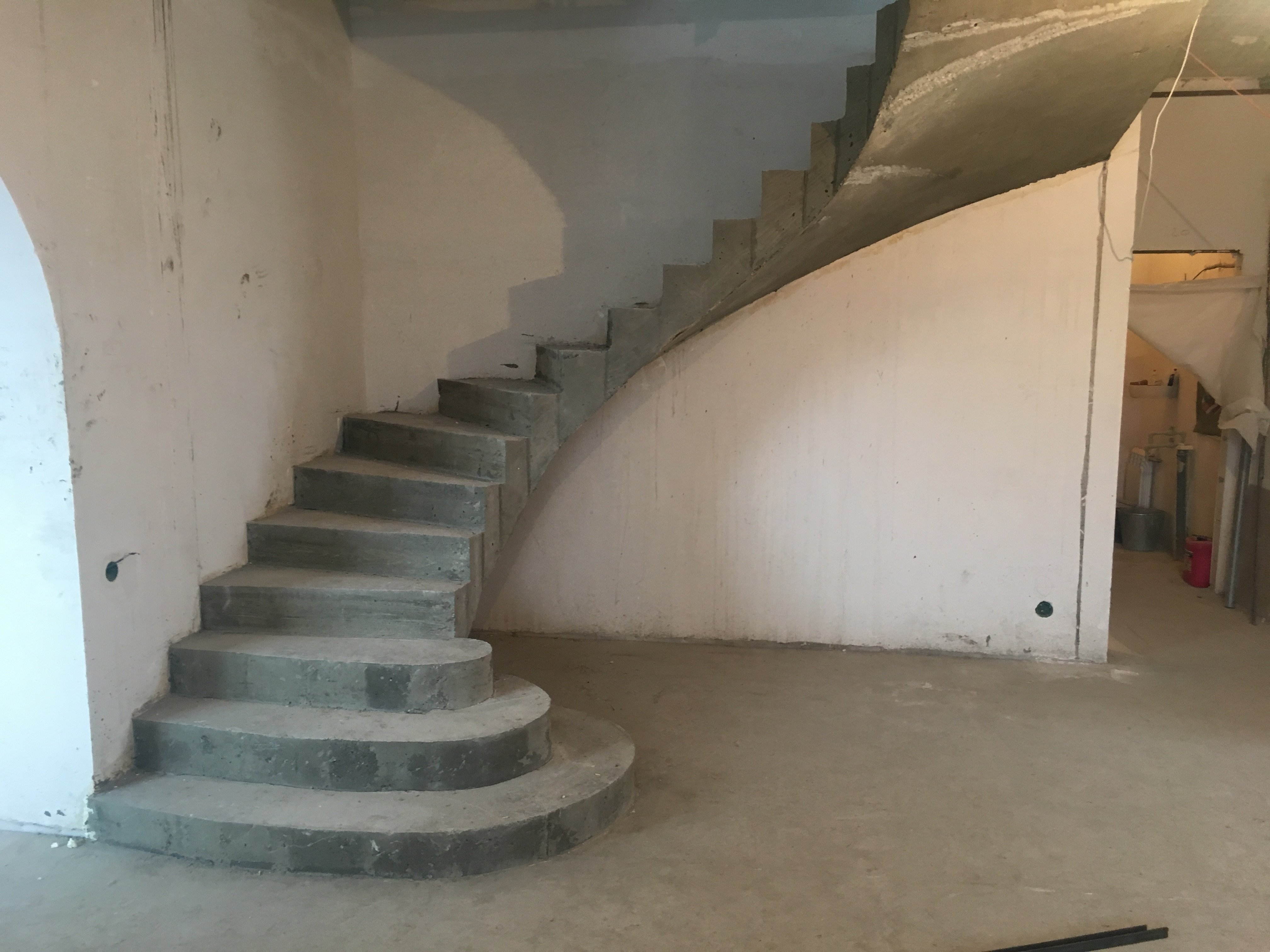 Бетонная лестница второй. Бетонная монолитная лестница на второй этаж. Винтовая лестница из бетона. Красивые монолитные лестницы. Отделка винтовой бетонной лестницы.