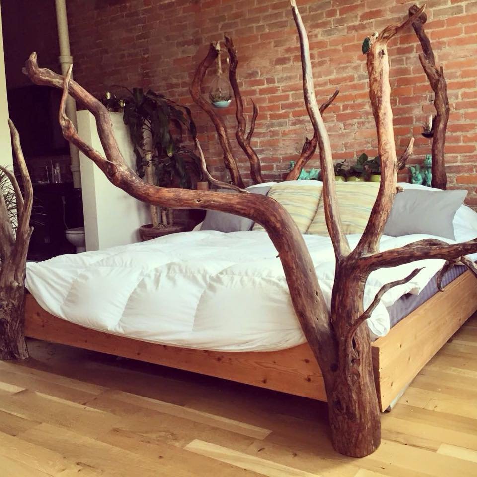 Самодельная кровать из дерева. Необычные деревянные кровати. Кровать из дерева. Кровать из необработанного дерева. Оригинальные кровати из дерева.