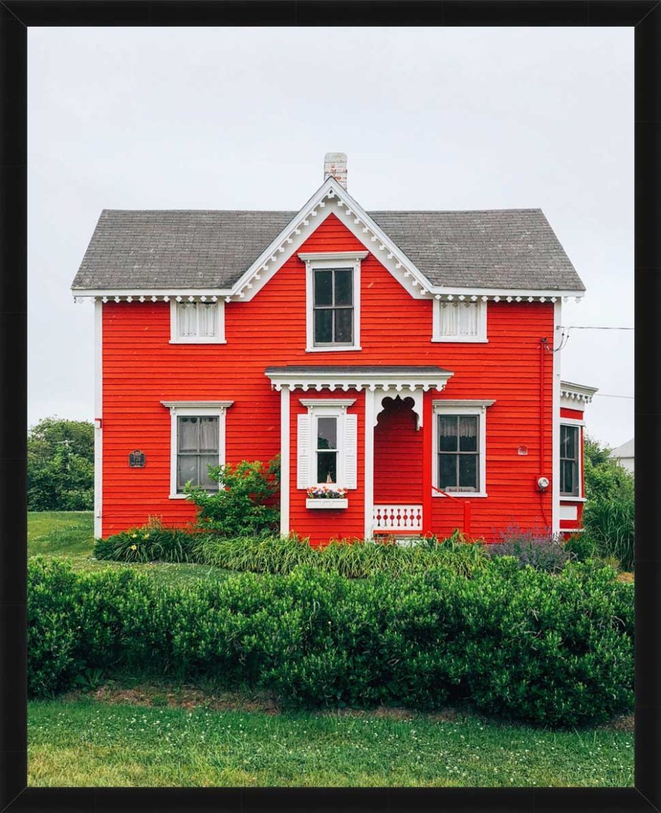Зеленый дом с красной крышей фото