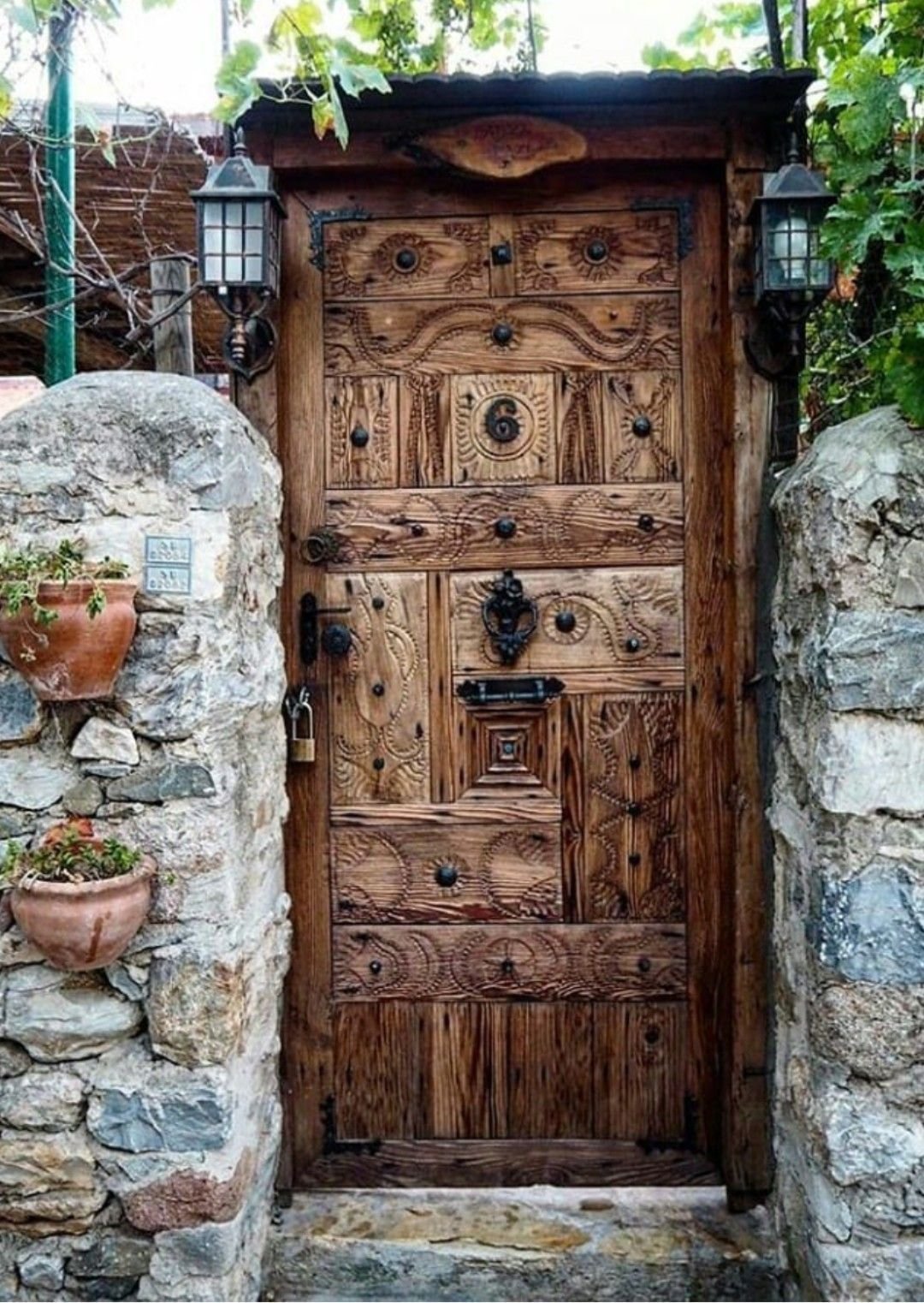 Старые входные двери в квартире. Старинная дверь. Старая деревянная дверь. Старинные входные двери. Красивые старинные двери.