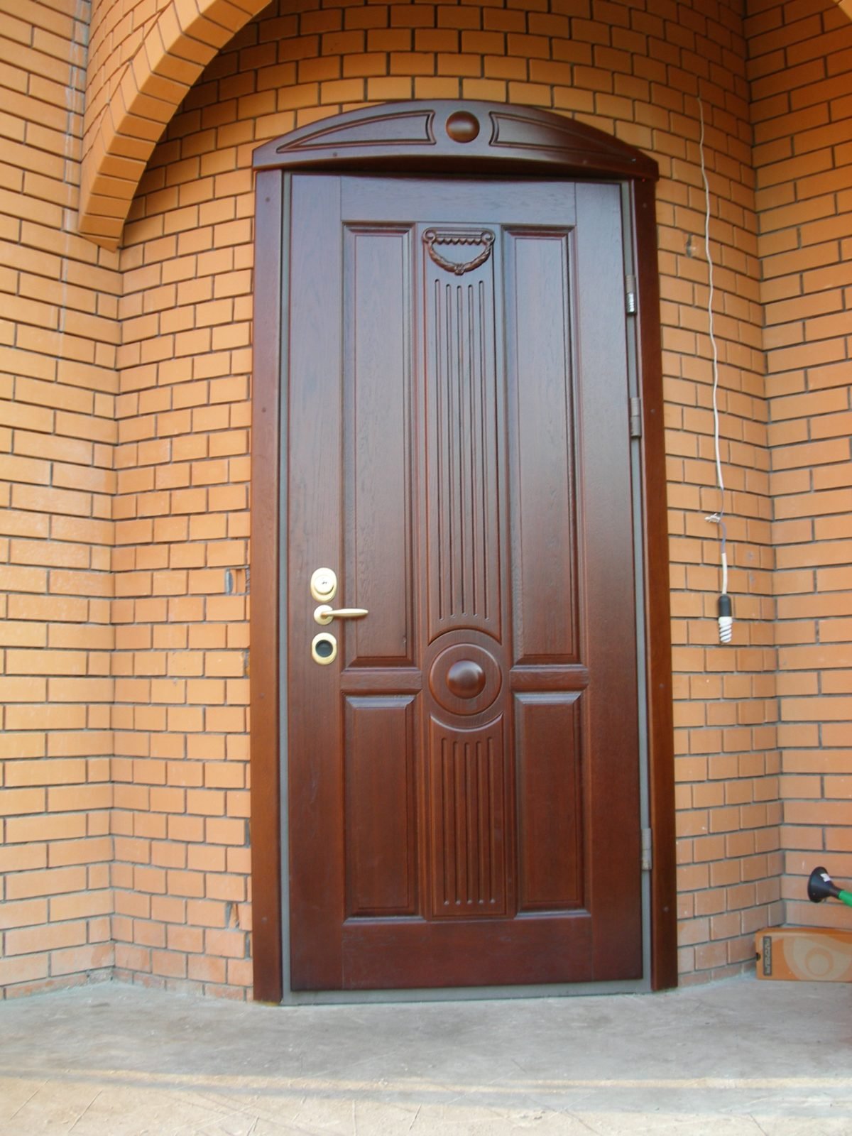 Купить и установить входную дверь. Входная дверь. Входная дверь в дом. Входная дверь в частный дом. Железная дверь.